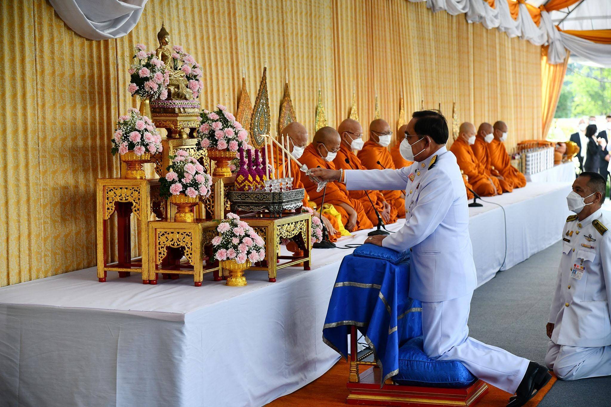 ๑๐๓ ผู้แทนปลัดกระทรวงกลาโหมและนายก สคภ.สป. ร่วมพิธีเจริญพระพุทธมนต์ และพิธีทำบุญตักบาตร เนื่องในโอกาสวันเฉลิมพระชนมพรรษาสมเด็จพระนางเจ้าฯ พระบรมราชินี