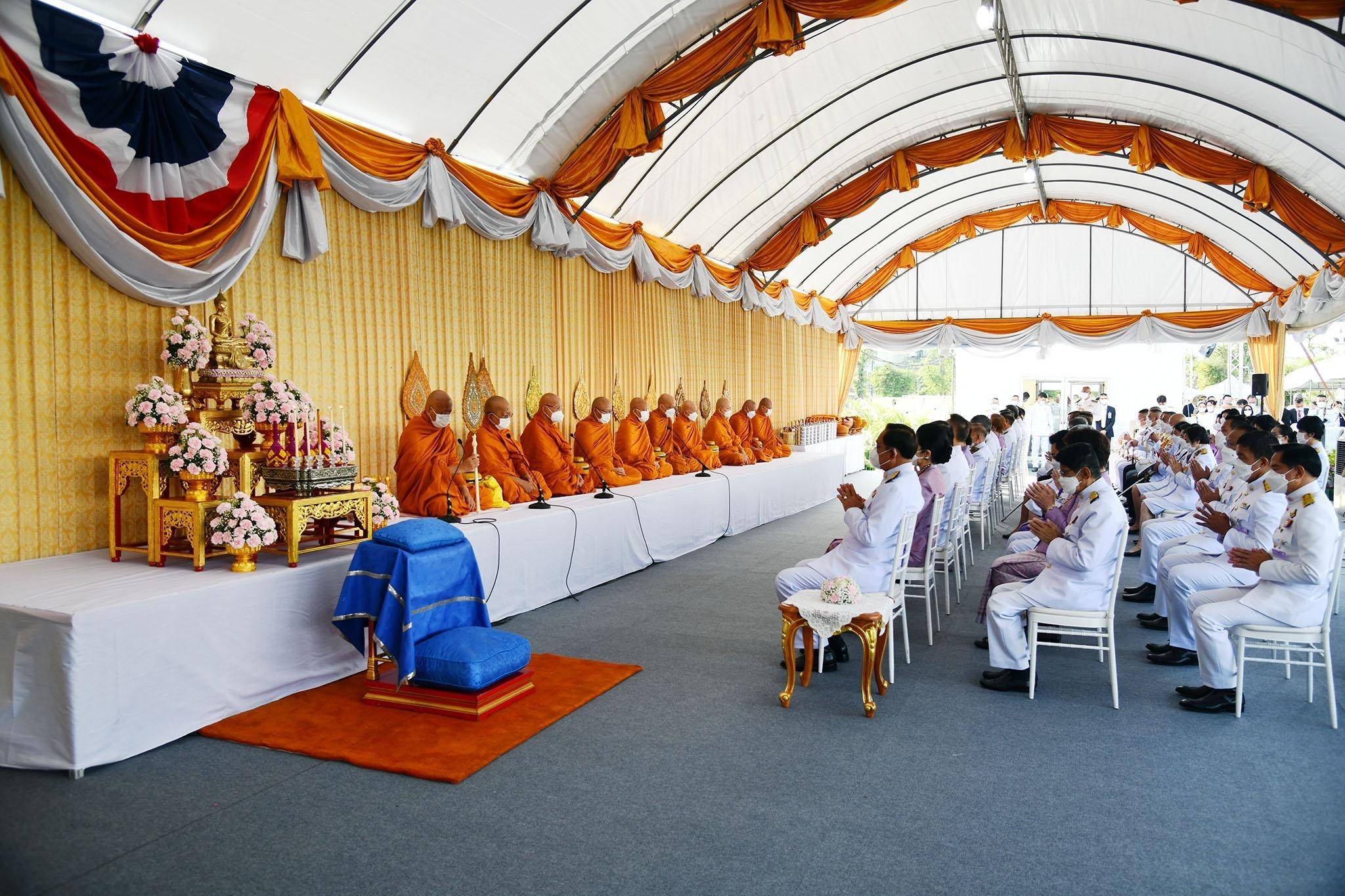 ๑๐๓ ผู้แทนปลัดกระทรวงกลาโหมและนายก สคภ.สป. ร่วมพิธีเจริญพระพุทธมนต์ และพิธีทำบุญตักบาตร เนื่องในโอกาสวันเฉลิมพระชนมพรรษาสมเด็จพระนางเจ้าฯ พระบรมราชินี