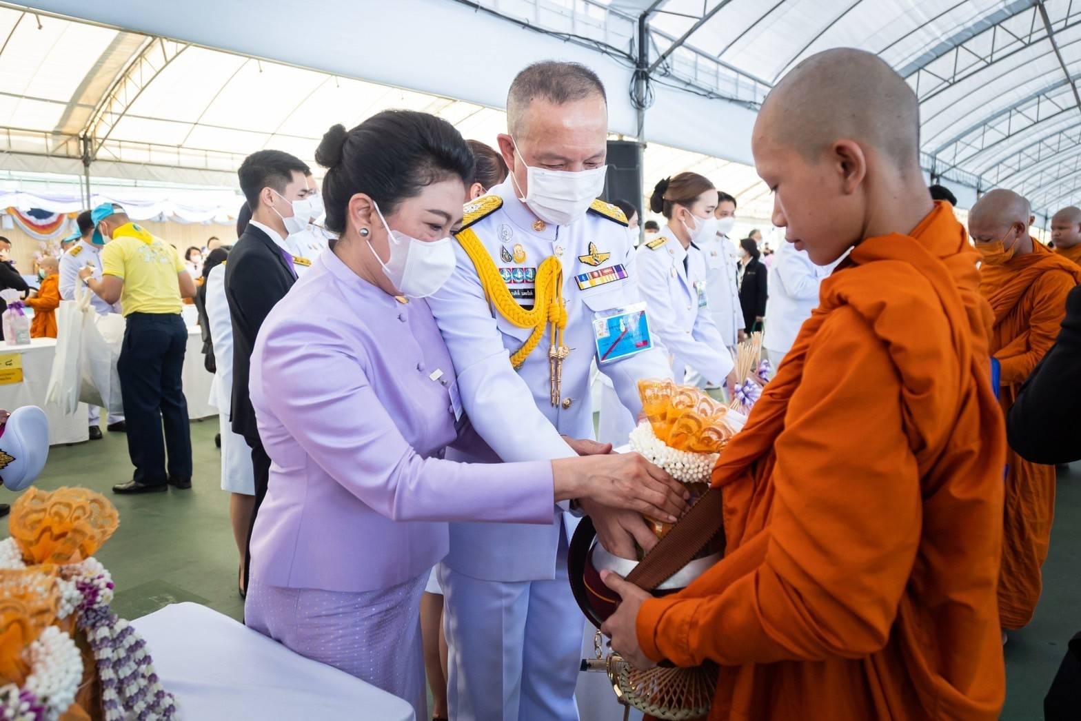 ๑๐๓ ผู้แทนปลัดกระทรวงกลาโหมและนายก สคภ.สป. ร่วมพิธีเจริญพระพุทธมนต์ และพิธีทำบุญตักบาตร เนื่องในโอกาสวันเฉลิมพระชนมพรรษาสมเด็จพระนางเจ้าฯ พระบรมราชินี