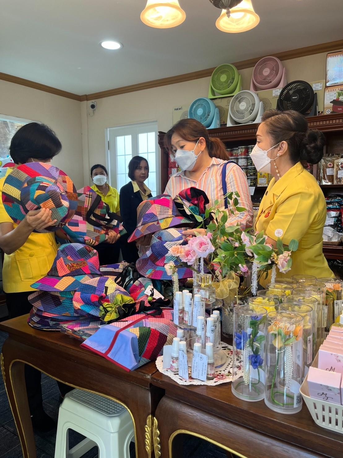 ๐๔๘ บรรยากาศการออกร้านจำหน่ายสินค้าของ สคภ.สป. ในงาน "เพื่อนพึ่ง (ภาฯ) ประจำปี ๒๕๖๕"