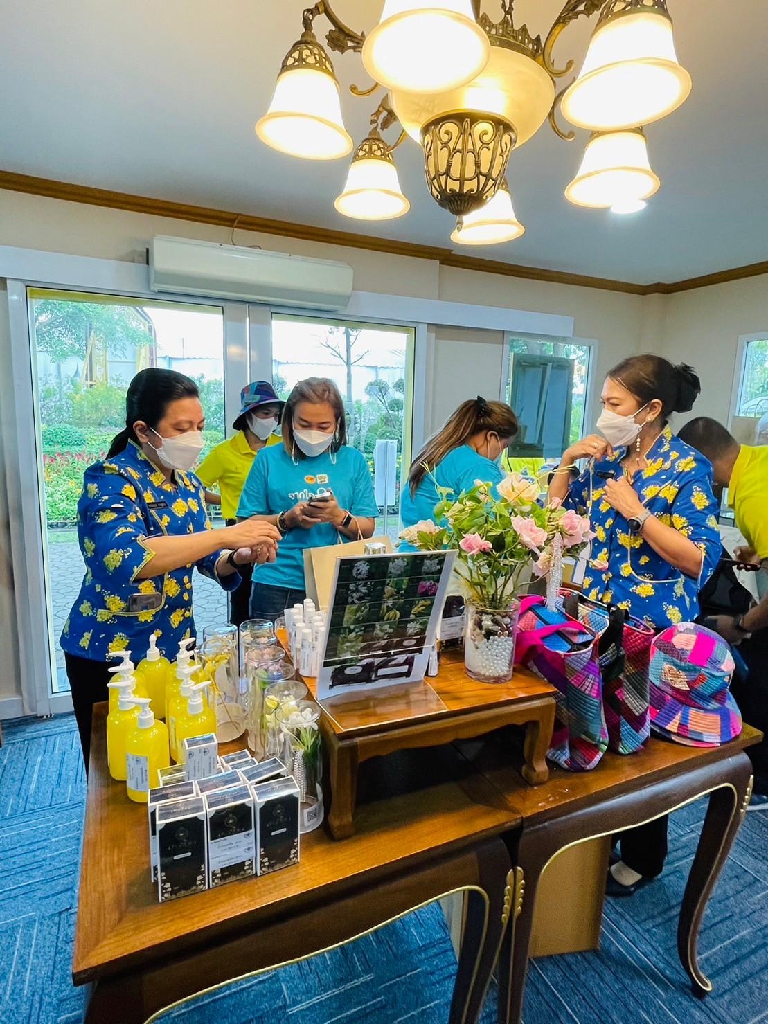 ๐๔๘ บรรยากาศการออกร้านจำหน่ายสินค้าของ สคภ.สป. ในงาน "เพื่อนพึ่ง (ภาฯ) ประจำปี ๒๕๖๕"