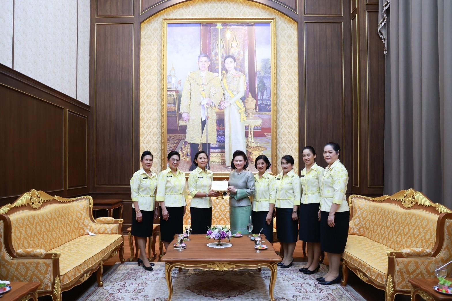 ๐๑๔ นายก สคภ.สป. นำคณะเข้าเยี่ยมคารวะ ดร.ผ่องพรรณ จันทร์โอชา