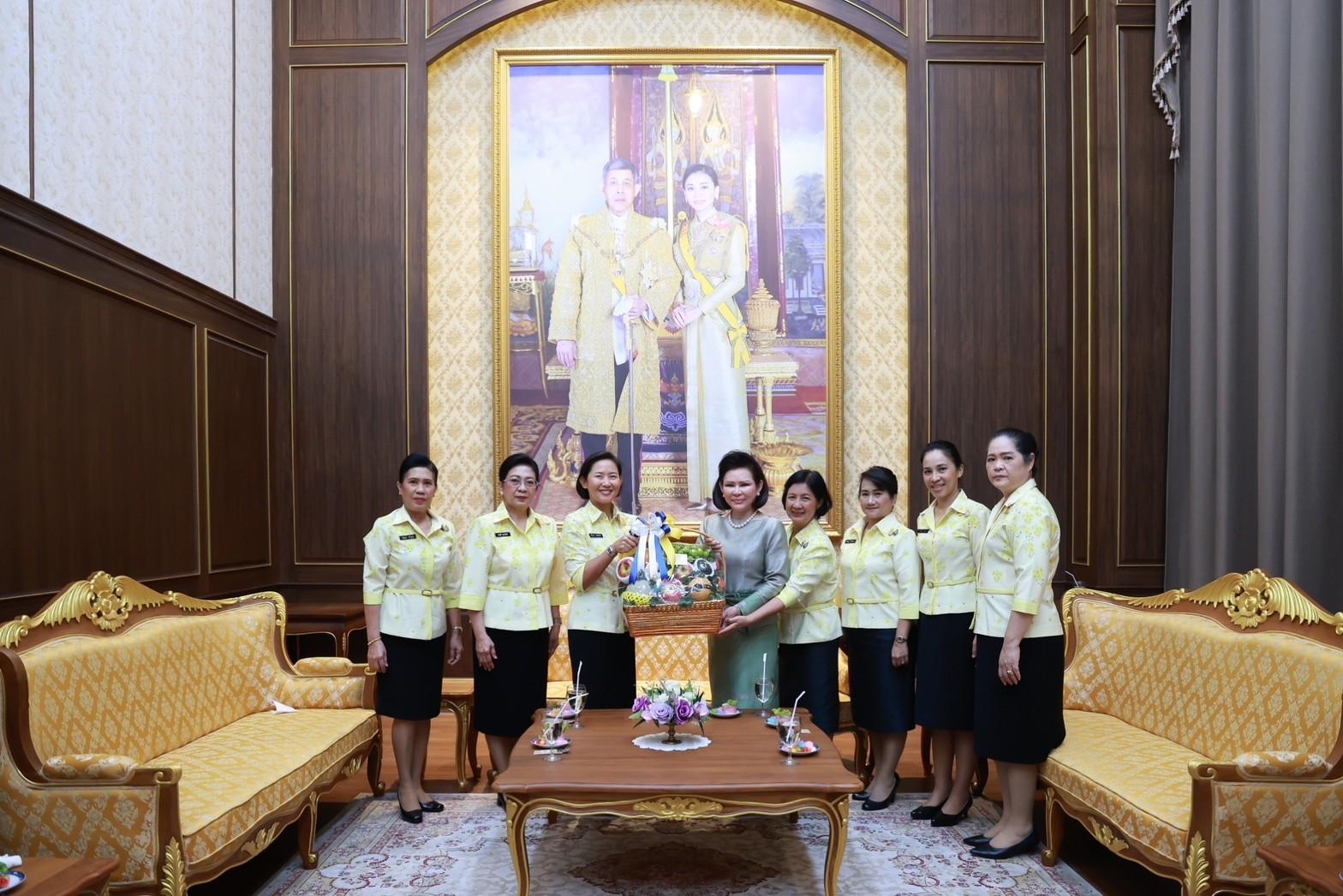 ๐๑๔ นายก สคภ.สป. นำคณะเข้าเยี่ยมคารวะ ดร.ผ่องพรรณ จันทร์โอชา