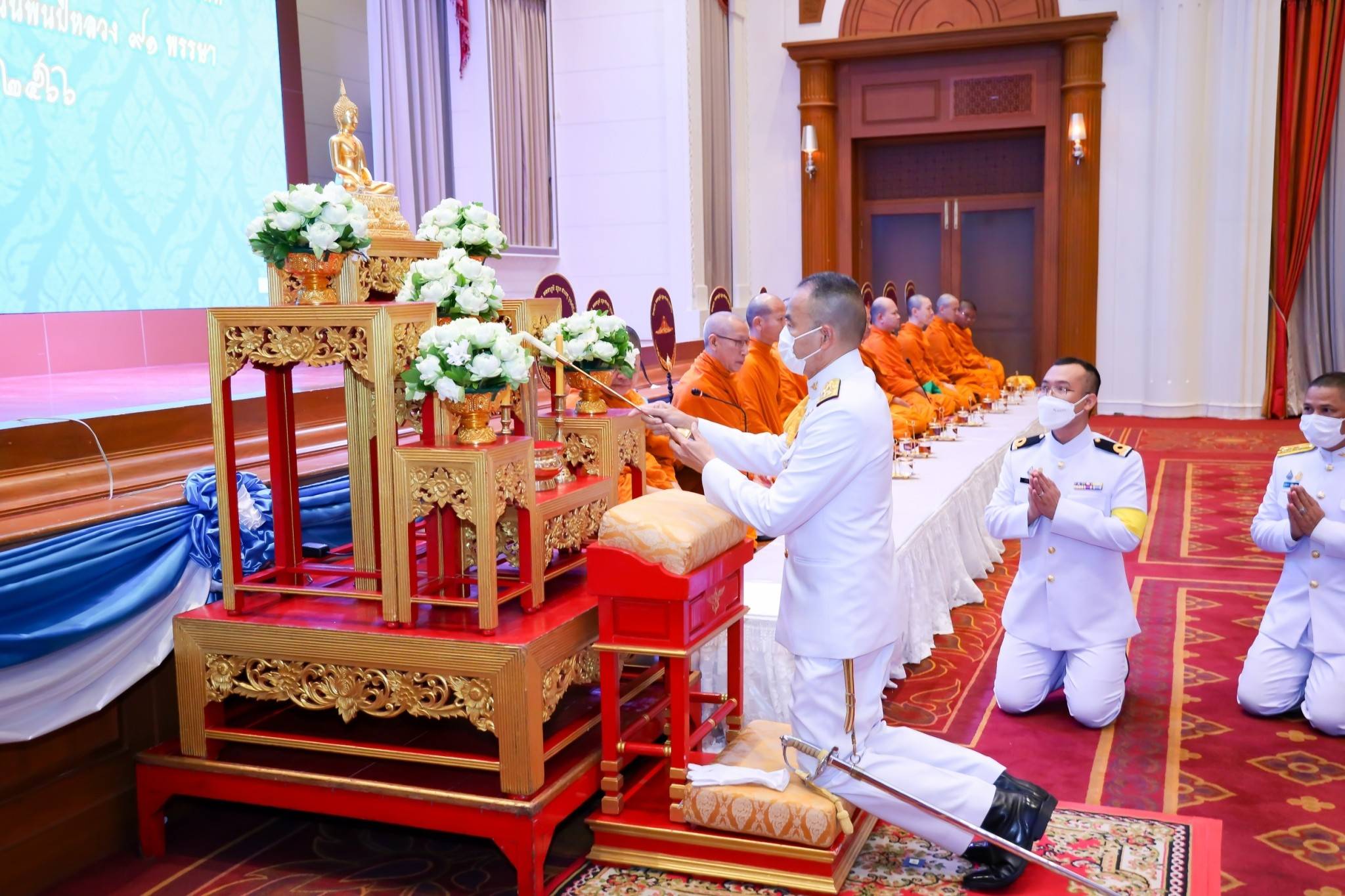 ๑๓๒ ปลัดกระทรวงกลาโหม และนายกสมาคมภริยาฯ พร้อมด้วยหัวหน้าหน่วยขึ้นตรงและภริยา ร่วมพิธีเฉลิมพระเกี...