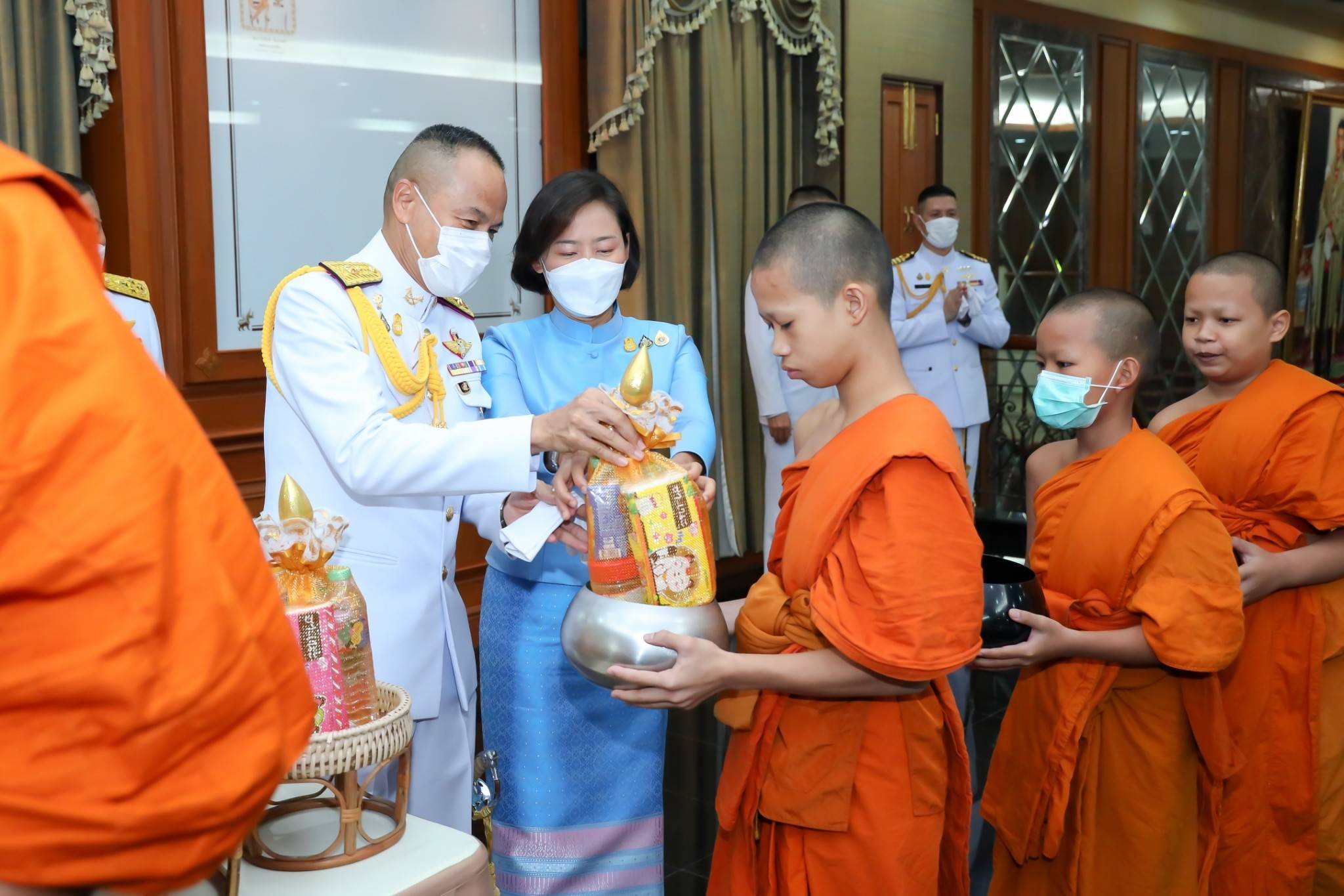 ๑๓๒ ปลัดกระทรวงกลาโหม และนายกสมาคมภริยาฯ พร้อมด้วยหัวหน้าหน่วยขึ้นตรงและภริยา ร่วมพิธีเฉลิมพระเกียรติเนื่องในโอกาสวันเฉลิมพระชนมพรรษาสมเด็จพระนางเจ้าสิริกิติ์ พระบรมราชินีนาถ พระบรมราชชนนีพันปีหลวง