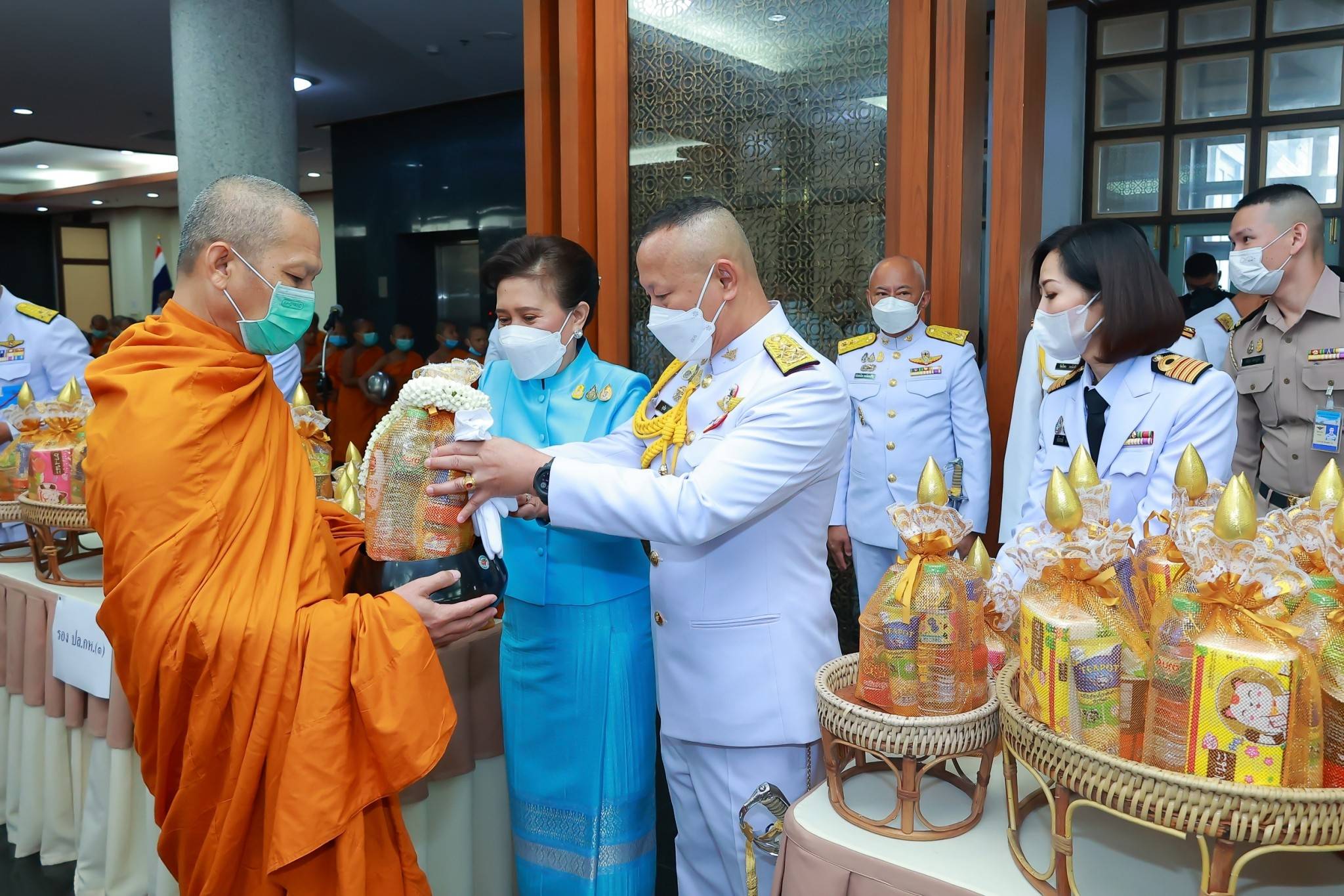 ๑๓๒ ปลัดกระทรวงกลาโหม และนายกสมาคมภริยาฯ พร้อมด้วยหัวหน้าหน่วยขึ้นตรงและภริยา ร่วมพิธีเฉลิมพระเกียรติเนื่องในโอกาสวันเฉลิมพระชนมพรรษาสมเด็จพระนางเจ้าสิริกิติ์ พระบรมราชินีนาถ พระบรมราชชนนีพันปีหลวง