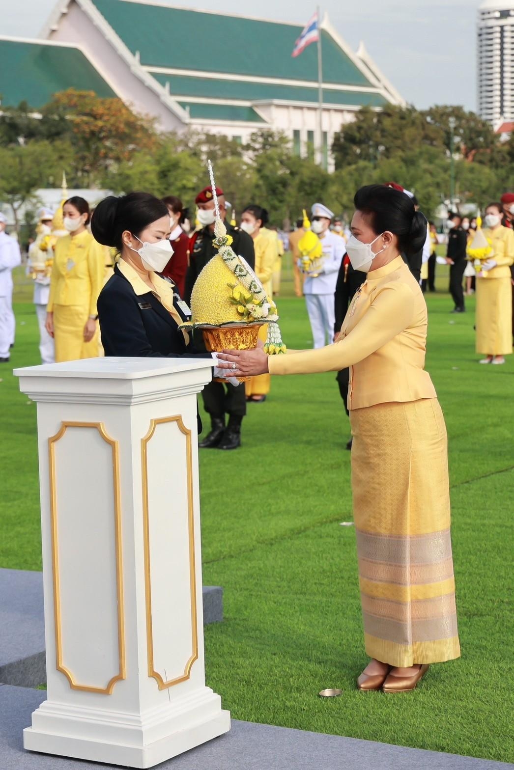 ๐๓๗ อุปนายกสมาคมฯ ร่วมพิธีวางพานพุ่ม เนื่องในวันคล้ายวันพระราชสมภพ พระบาทสมเด็จพระบรมชนกาธิเบศร มหาภูมิพลอดุลยเดชมหาราช บรมนาถบพิตร
