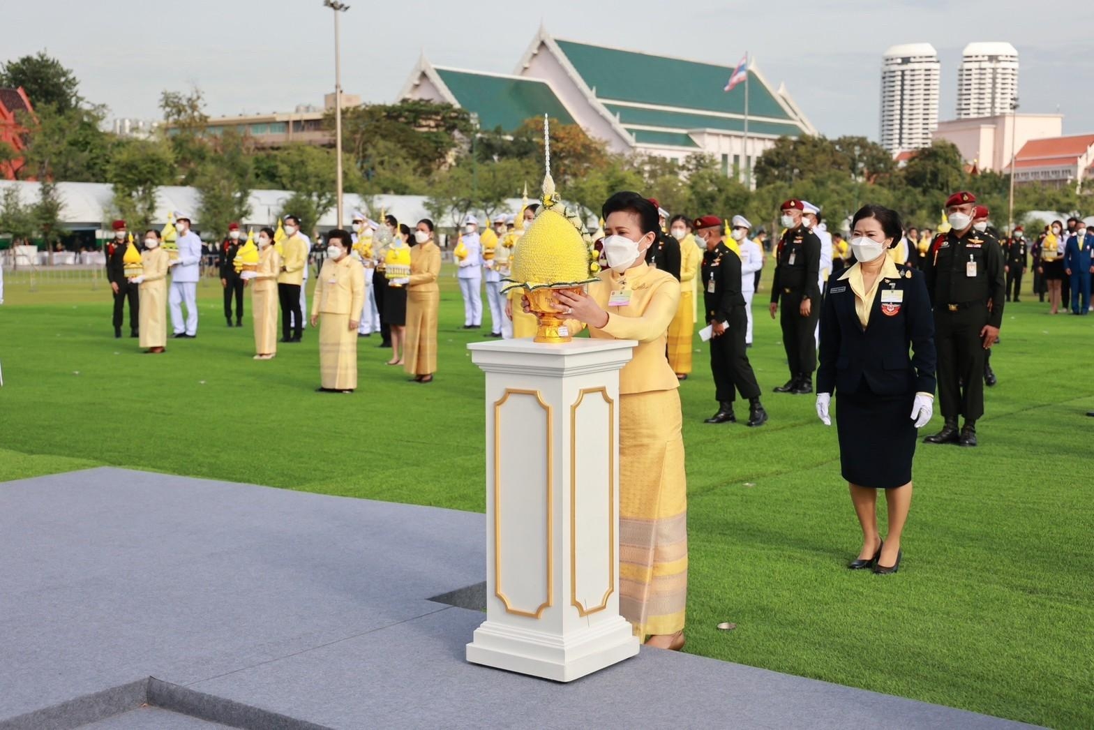 ๐๓๗ อุปนายกสมาคมฯ ร่วมพิธีวางพานพุ่ม เนื่องในวันคล้ายวันพระราชสมภพ พระบาทสมเด็จพระบรมชนกาธิเบศร มหาภูมิพลอดุลยเดชมหาราช บรมนาถบพิตร