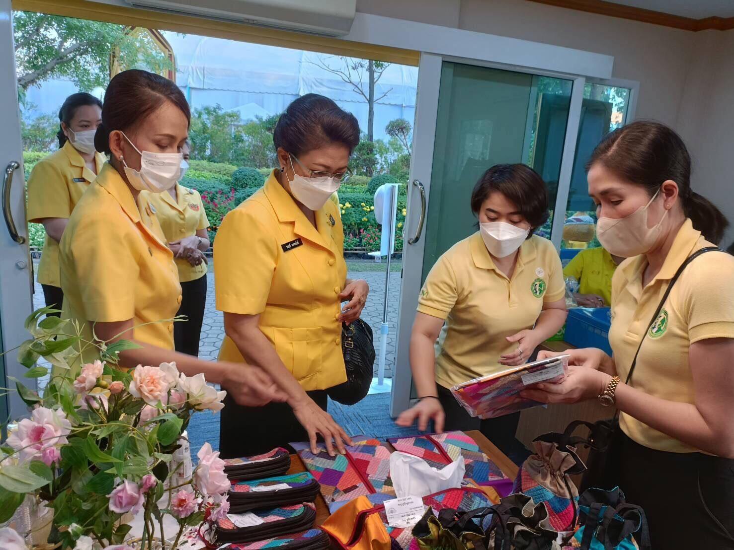 ๐๔๖ บรรยากาศการออกร้านจำหน่ายสินค้าของ สคภ.สป. ในงาน "เพื่อนพึ่ง (ภาฯ) ประจำปี ๒๕๖๕"