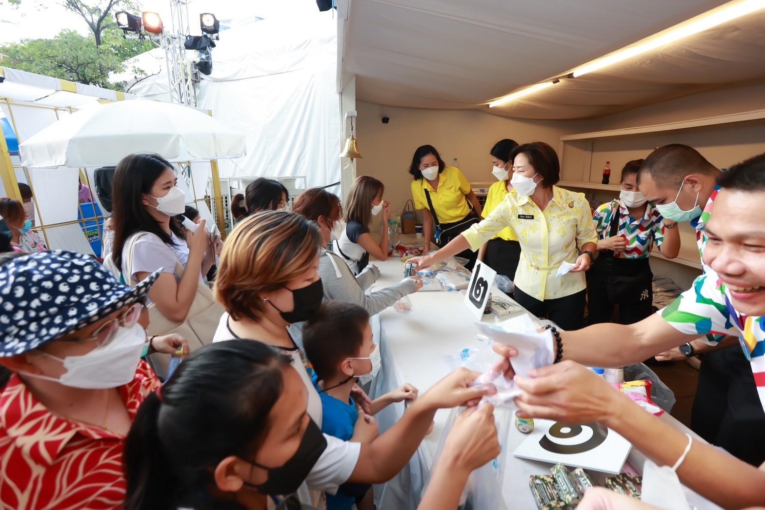 ๐๔๙ บรรยากาศการออกร้านของ สำนักงานปลัดกระทรวงกลาโหม และสมาคมภริยาข้าราชการสำนักงานปลัดกระทรวงกลาโหม ในงานกาชาดประจำปี ๒๕๖๕