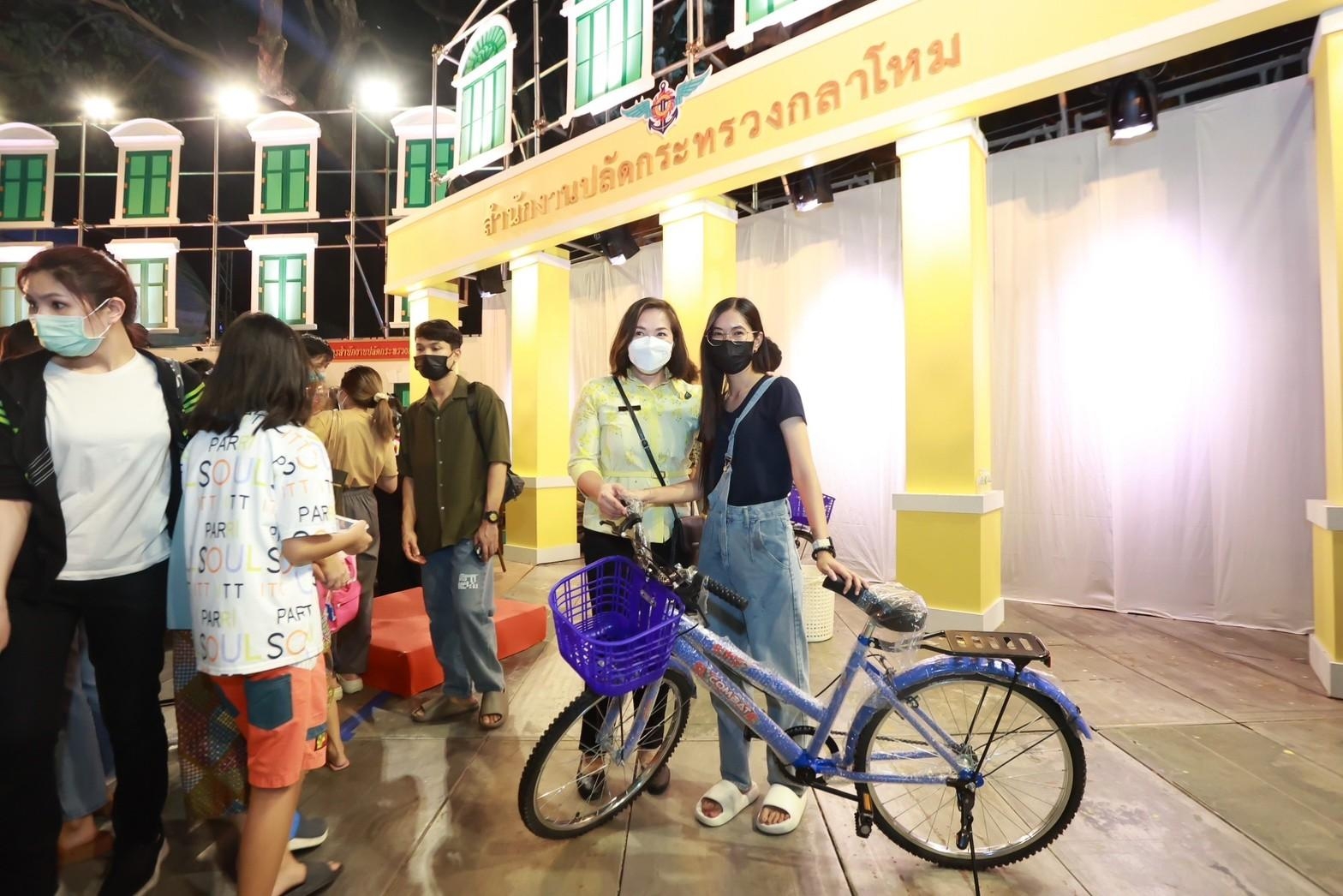 ๐๔๙ บรรยากาศการออกร้านของ สำนักงานปลัดกระทรวงกลาโหม และสมาคมภริยาข้าราชการสำนักงานปลัดกระทรวงกลาโหม ในงานกาชาดประจำปี ๒๕๖๕