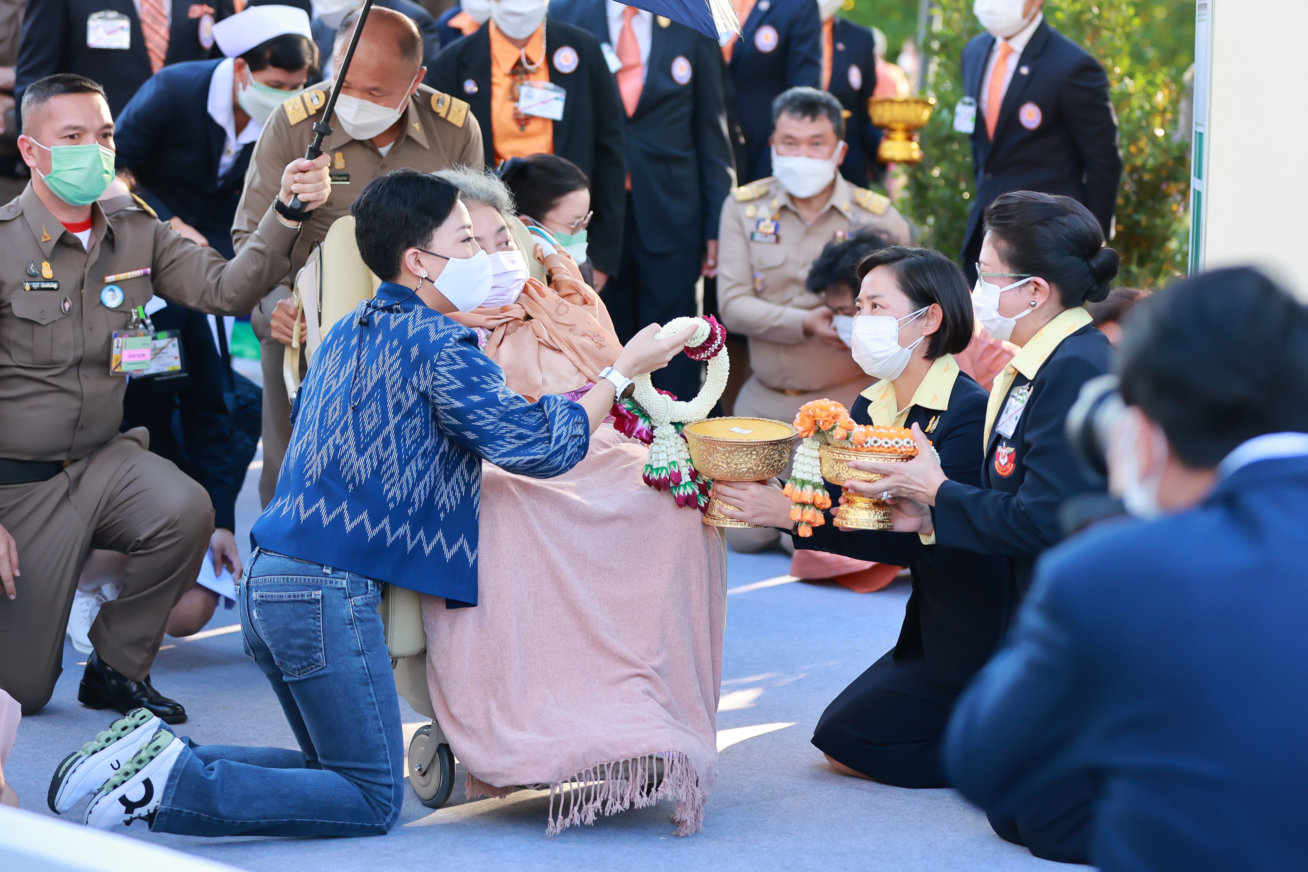 ๐๔๐ นายก สคภ.สป. และคณะกรรมการสมาคมฯ ร่วมเฝ้ารับเสด็จฯ พระเจ้าวรวงค์เธอ พระองค์เจ้าโสมสวลี กรมหมื่นสุทธนารีนาถ และสมเด็จพระเจ้าลูกเธอ เจ้าฟ้าพัชรกิติยาภา นเรนทิราเทพยวดี กรมหลวงราชสาริณีสิริพัชร มหาวัชรราชธิดา เสด็จไปทรงเยี่ยมชมงาน "เพื่อนพึ่ง (ภาฯ) ประจำปี ๒๕๖๕"