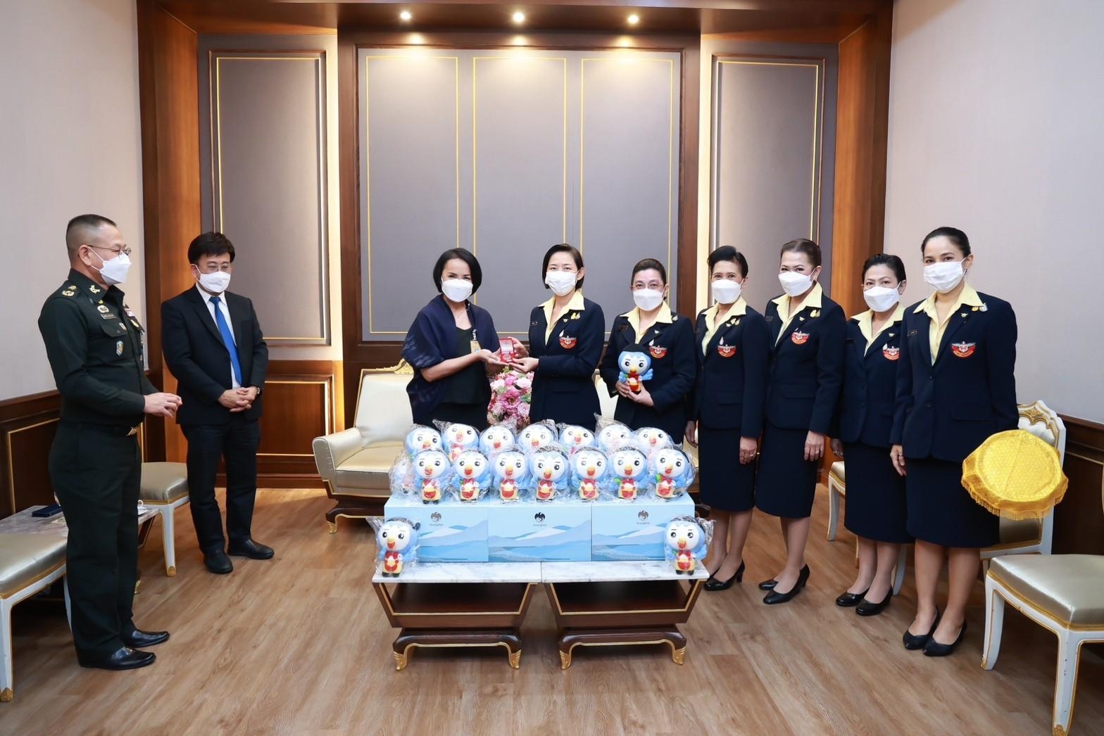 ๐๔๒ นายก สคภ.สป. รับมอบของรางวัลจากธนาคารกรุงไทย เพื่อใช้ในกิจกรรมงานกาชาด ประจำปี ๒๕๖๕