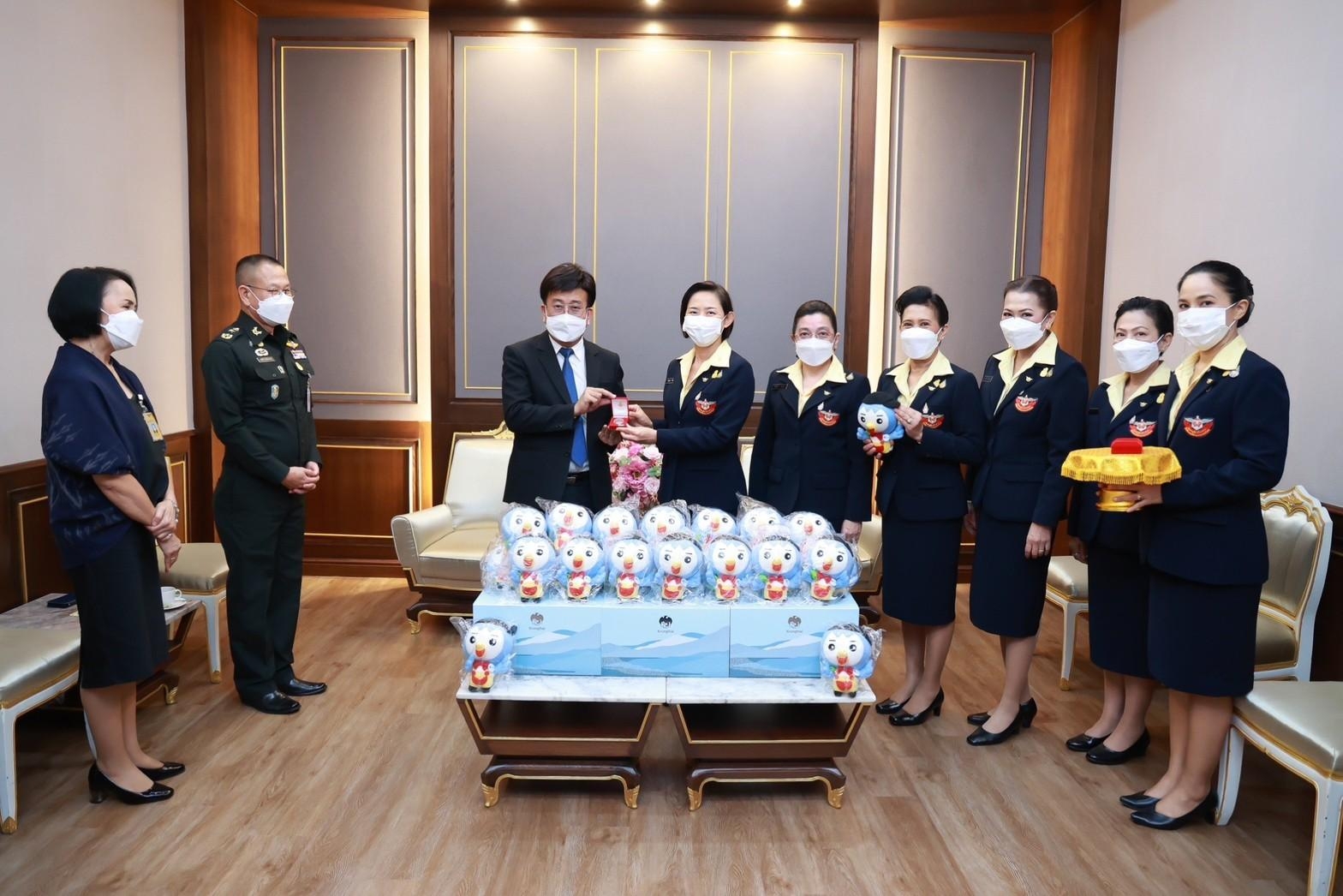 ๐๔๒ นายก สคภ.สป. รับมอบของรางวัลจากธนาคารกรุงไทย เพื่อใช้ในกิจกรรมงานกาชาด ประจำปี ๒๕๖๕