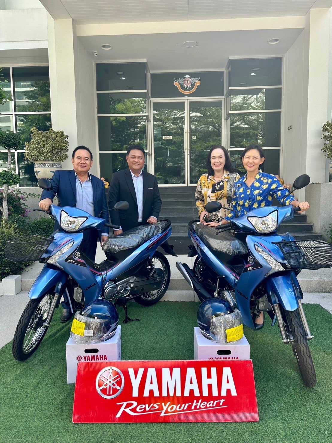 ๐๓๕ นายกสมาคมภริยาข้าราชการสำนักงานปลัดกระทรวงกลาโหม รับมอบรถจักรยานยนต์ YAMAHA เพื่อสนับสนุนการออกร้านงานกาชาด ประจำปี ๒๕๖๖ (๖ ธ.ค.๖๖)