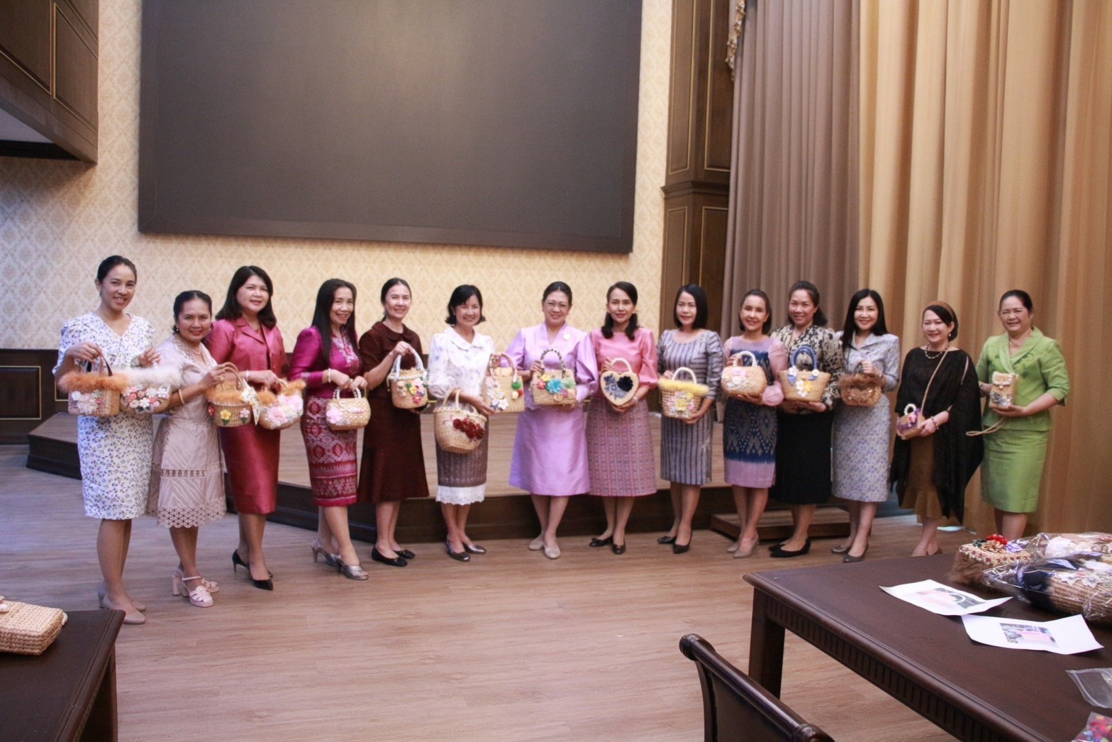 ๐๒๑ โครงการศูนย์ส่งเสริมการเรียนรู้ จัดกิจกรรมเรียนรู้ "วิธีการตกแต่งกล่องใส่ของและกระเป๋าผักตบชวา"