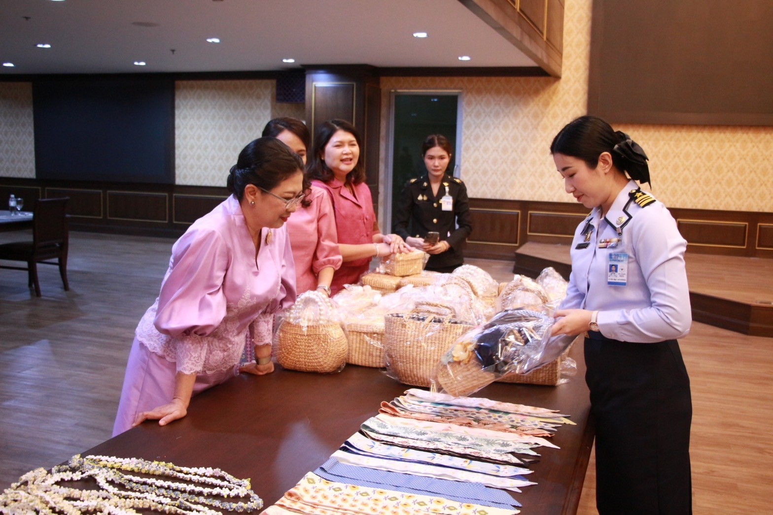 ๐๒๑ โครงการศูนย์ส่งเสริมการเรียนรู้ จัดกิจกรรมเรียนรู้ "วิธีการตกแต่งกล่องใส่ของและกระเป๋าผักตบชวา"