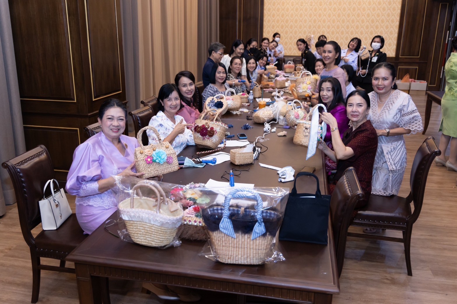 ๐๒๑ โครงการศูนย์ส่งเสริมการเรียนรู้ จัดกิจกรรมเรียนรู้ "วิธีการตกแต่งกล่องใส่ของและกระเป๋าผักตบชวา"