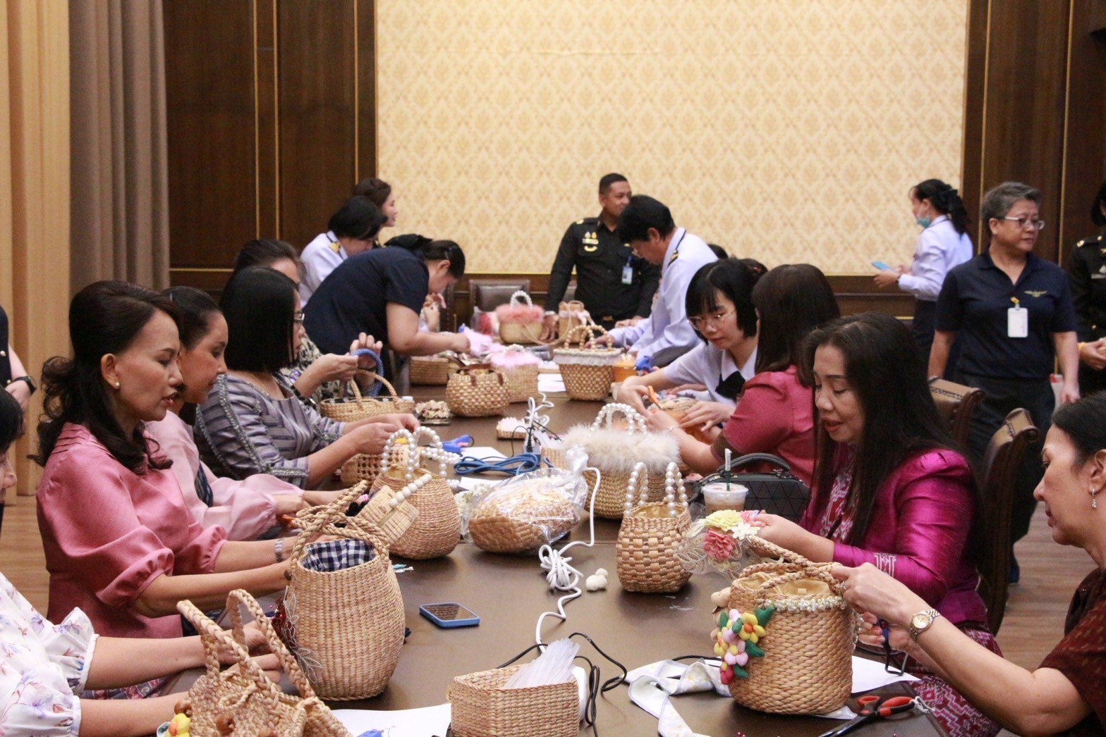 ๐๒๑ โครงการศูนย์ส่งเสริมการเรียนรู้ จัดกิจกรรมเรียนรู้ "วิธีการตกแต่งกล่องใส่ของและกระเป๋าผักตบชวา"