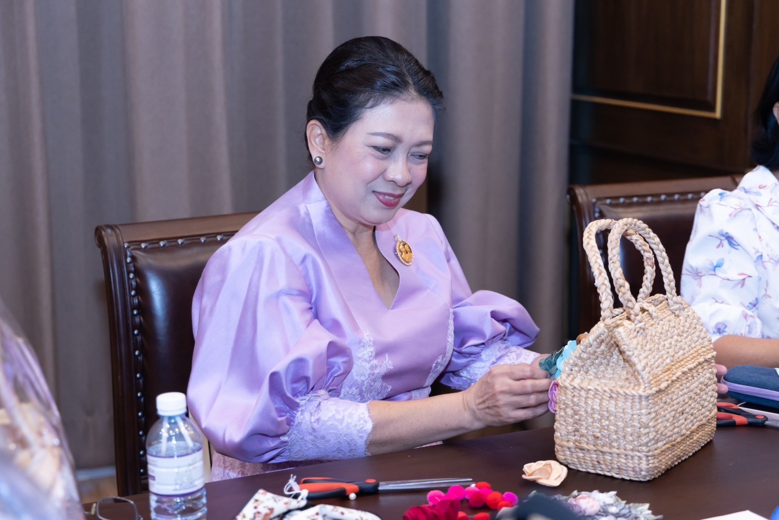๐๒๑ โครงการศูนย์ส่งเสริมการเรียนรู้ จัดกิจกรรมเรียนรู้ "วิธีการตกแต่งกล่องใส่ของและกระเป๋าผักตบชวา"