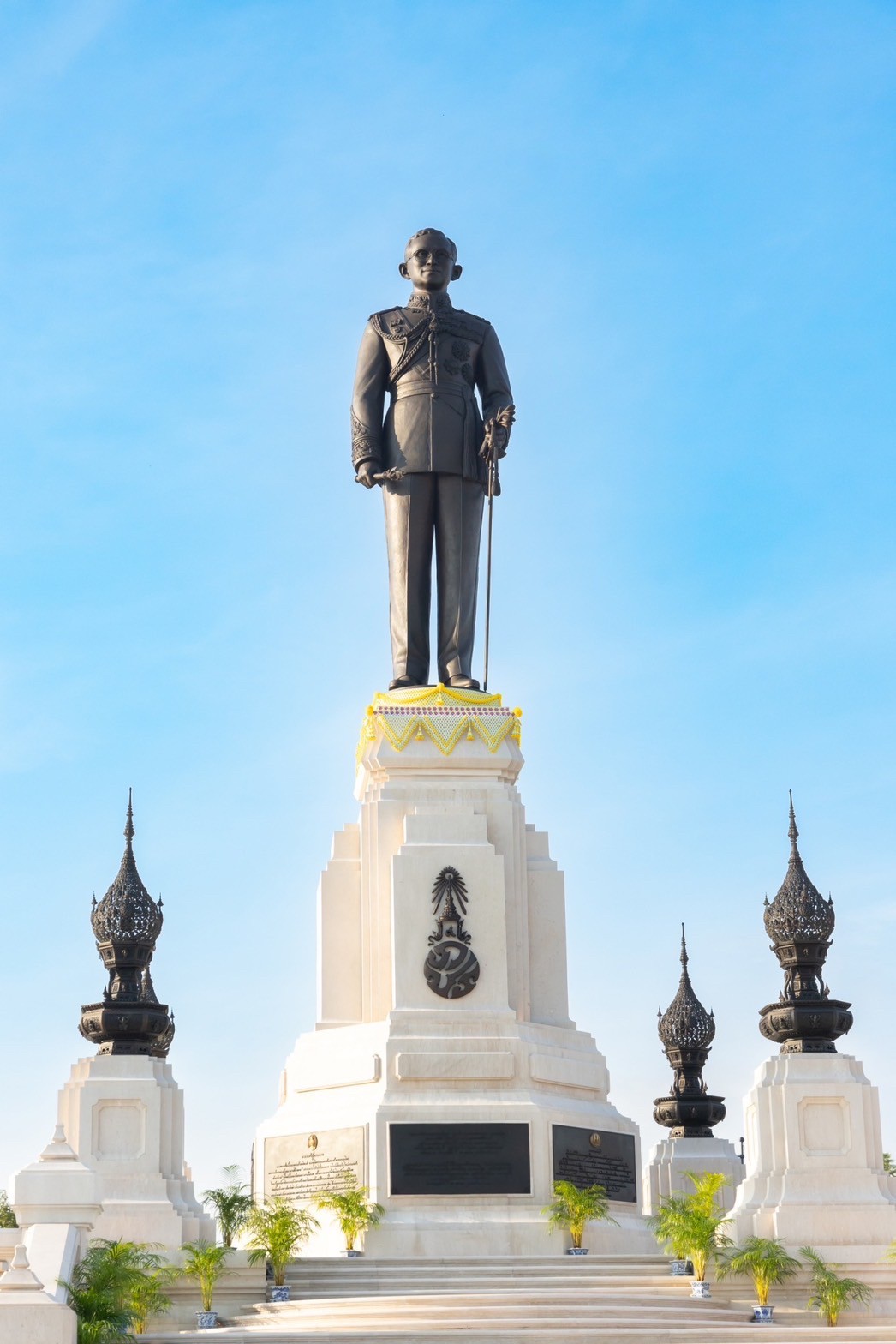 ๐๓๒ อุปนายกสมาคมภริยาข้าราชการสำนักงานปลัดกระทรวงกลาโหม ร่วมพิธีวางพานประดับพุ่มดอกไม้เนื่องในวัน...