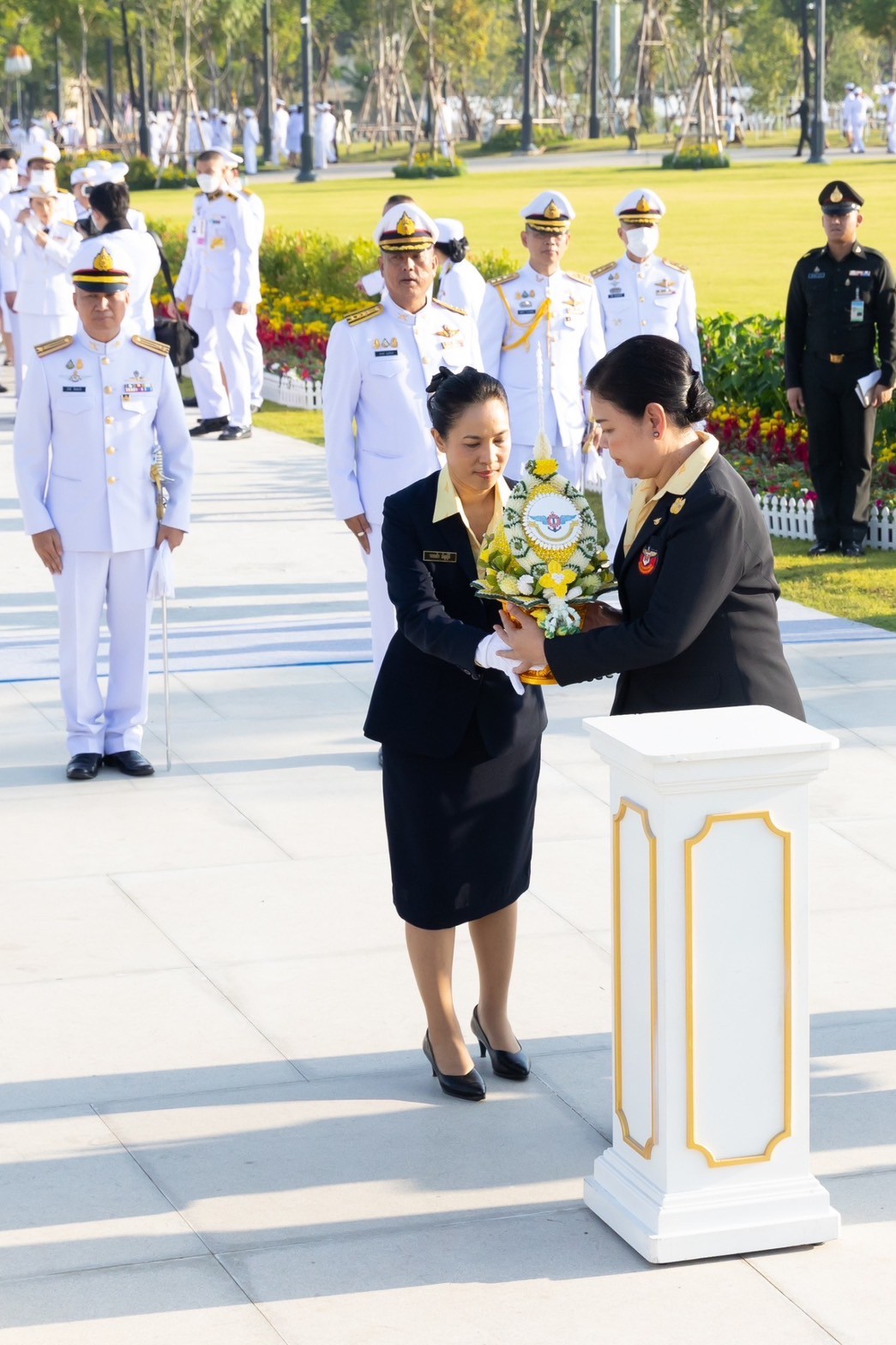 ๐๓๒ อุปนายกสมาคมภริยาข้าราชการสำนักงานปลัดกระทรวงกลาโหม ร่วมพิธีวางพานประดับพุ่มดอกไม้เนื่องในวันคล้ายวันพระบรมราชสมภพ พระบาทสมเด็จพระบรมชนกาธิเบศร มหาภูมิพลอดุลยเดชมหาราชบรมนาถบพิตร (๕ ธ.ค.๖๖)