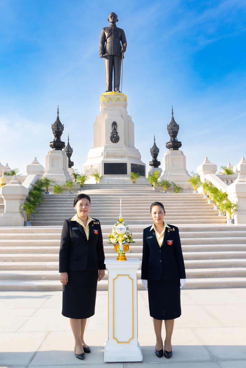 ๐๓๒ อุปนายกสมาคมภริยาข้าราชการสำนักงานปลัดกระทรวงกลาโหม ร่วมพิธีวางพานประดับพุ่มดอกไม้เนื่องในวันคล้ายวันพระบรมราชสมภพ พระบาทสมเด็จพระบรมชนกาธิเบศร มหาภูมิพลอดุลยเดชมหาราชบรมนาถบพิตร (๕ ธ.ค.๖๖)
