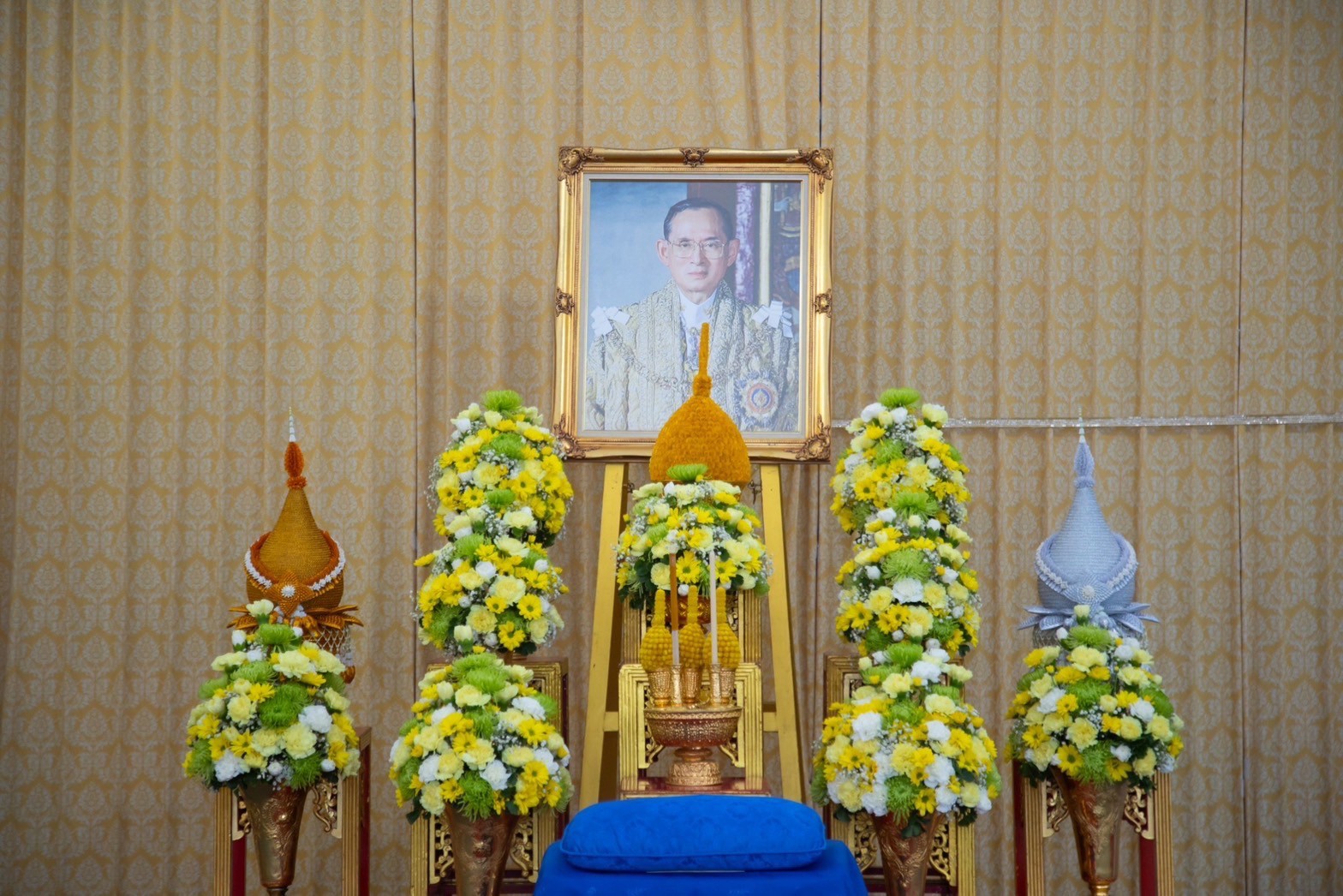 ๐๓๓ พิธีเจริญพระพุทธมนต์ และพิธีทำบุญตักบาตรเนื่องในวันคล้ายวันพระบรมราชสมภพพระบาทสมเด็จพระบรมชนก...