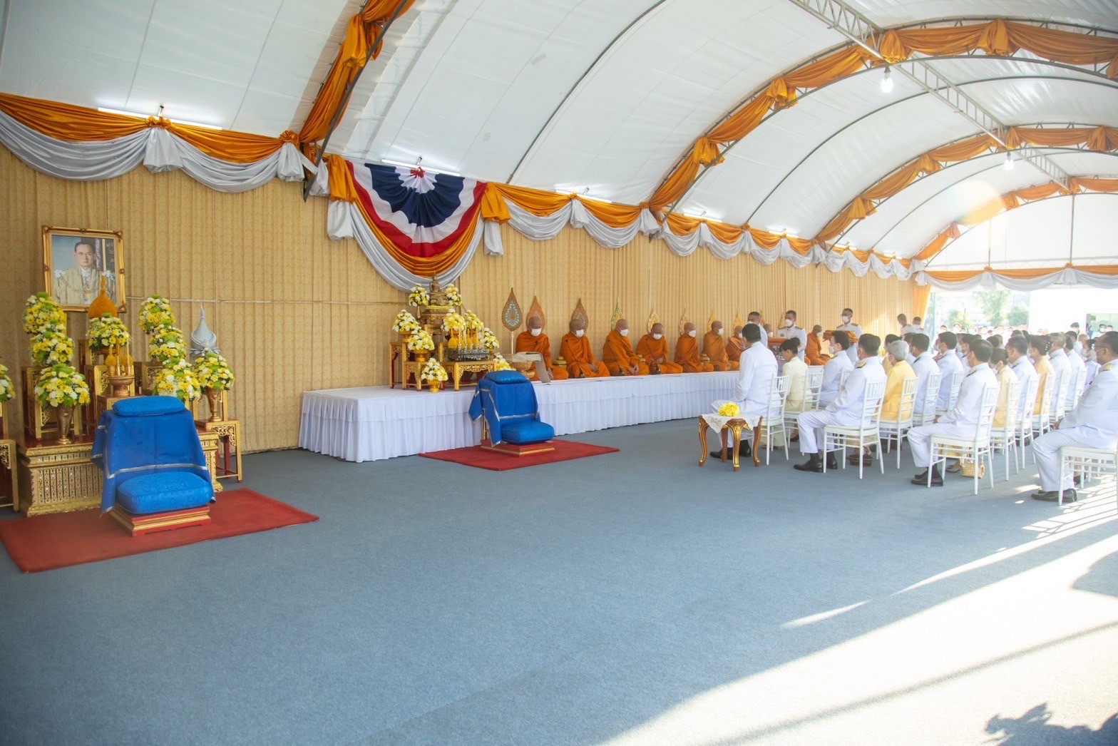 ๐๓๓ พิธีเจริญพระพุทธมนต์ และพิธีทำบุญตักบาตรเนื่องในวันคล้ายวันพระบรมราชสมภพพระบาทสมเด็จพระบรมชนกาธิเบศร มหาภูมิพลอดุลยเดชมหาราช บรมนาถบพิตร (๕ ธ.ค.๖๖)