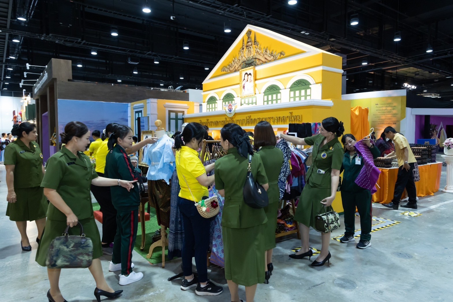 ๐๓๙ สมาคมภริยาข้าราชการสำนักงานปลัดกระทรวงกลาโหม ร่วมออกร้านจำหน่ายสินค้าและผลิตภัณฑ์ งานเพื่อนพึ่ง(ภาฯ) ประจำปี ๒๕๖๖ (ภาพบรรยากาศการออกร้านฯ ชุดที่ ๑)