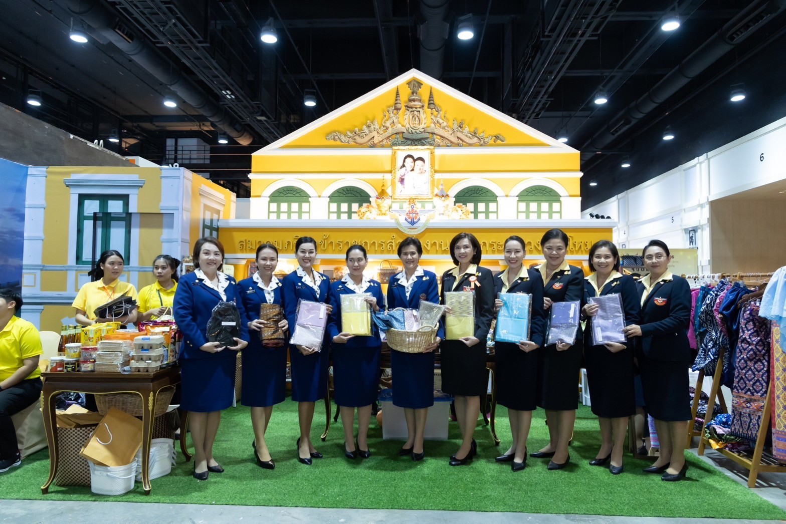๐๓๙ สมาคมภริยาข้าราชการสำนักงานปลัดกระทรวงกลาโหม ร่วมออกร้านจำหน่ายสินค้าและผลิตภัณฑ์ งานเพื่อนพึ่ง(ภาฯ) ประจำปี ๒๕๖๖ (ภาพบรรยากาศการออกร้านฯ ชุดที่ ๑)
