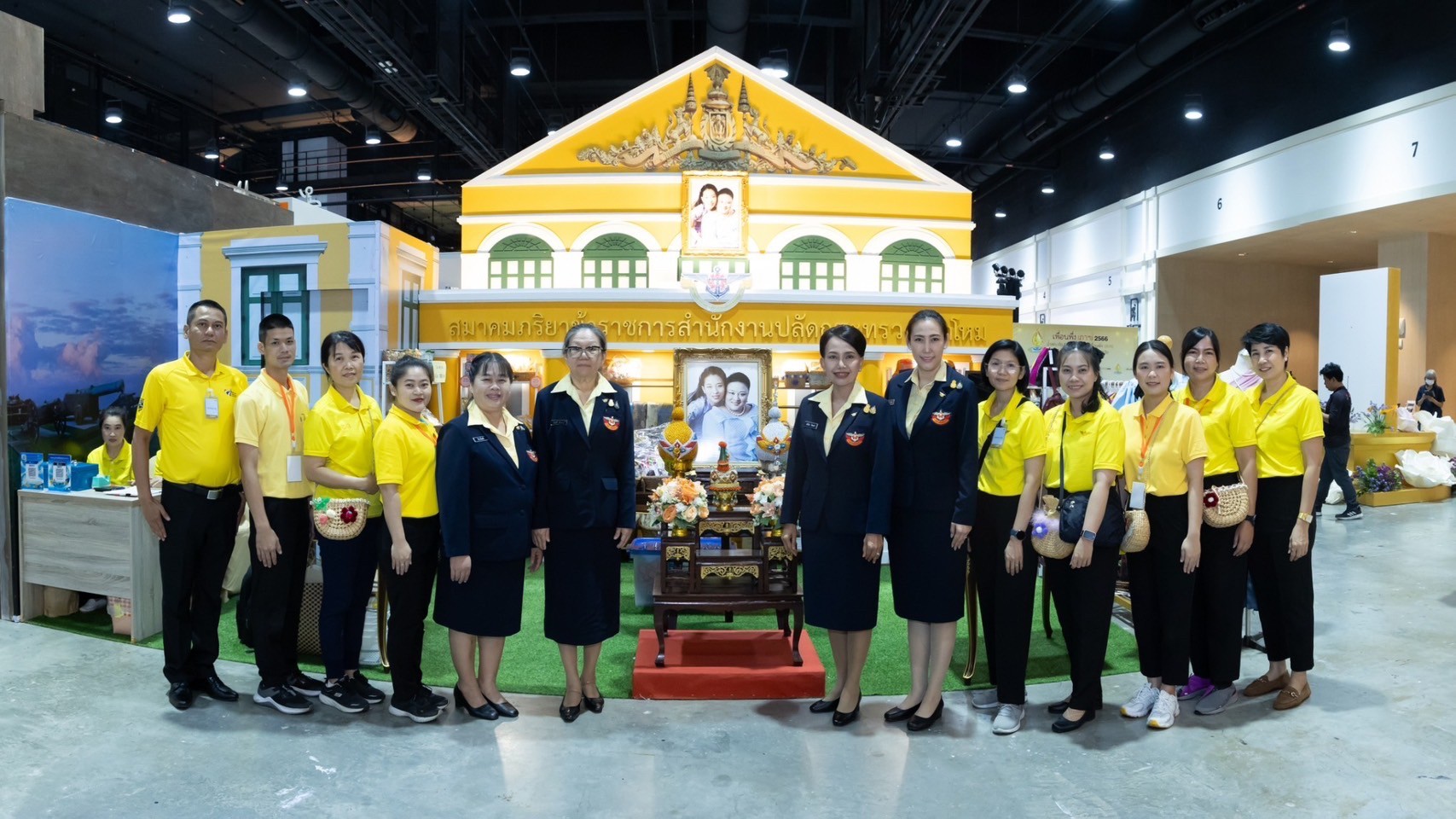 ๐๓๙ สมาคมภริยาข้าราชการสำนักงานปลัดกระทรวงกลาโหม ร่วมออกร้านจำหน่ายสินค้าและผลิตภัณฑ์ งานเพื่อนพึ่ง(ภาฯ) ประจำปี ๒๕๖๖ (ภาพบรรยากาศการออกร้านฯ ชุดที่ ๑)