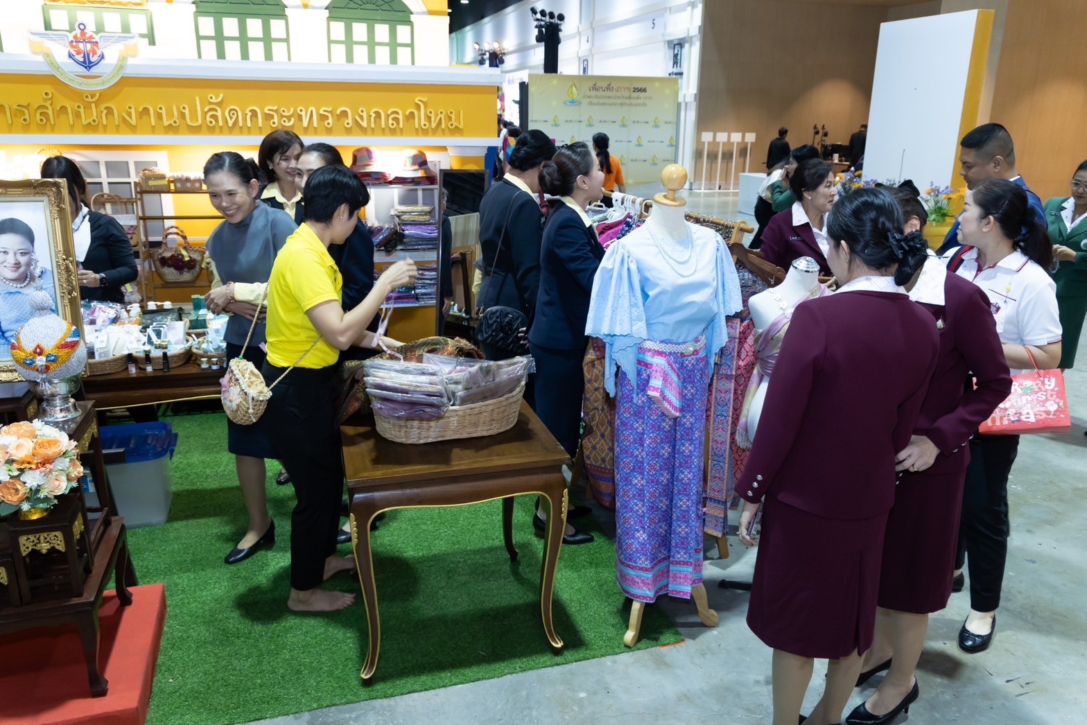 ๐๓๙ สมาคมภริยาข้าราชการสำนักงานปลัดกระทรวงกลาโหม ร่วมออกร้านจำหน่ายสินค้าและผลิตภัณฑ์ งานเพื่อนพึ่ง(ภาฯ) ประจำปี ๒๕๖๖ (ภาพบรรยากาศการออกร้านฯ ชุดที่ ๑)