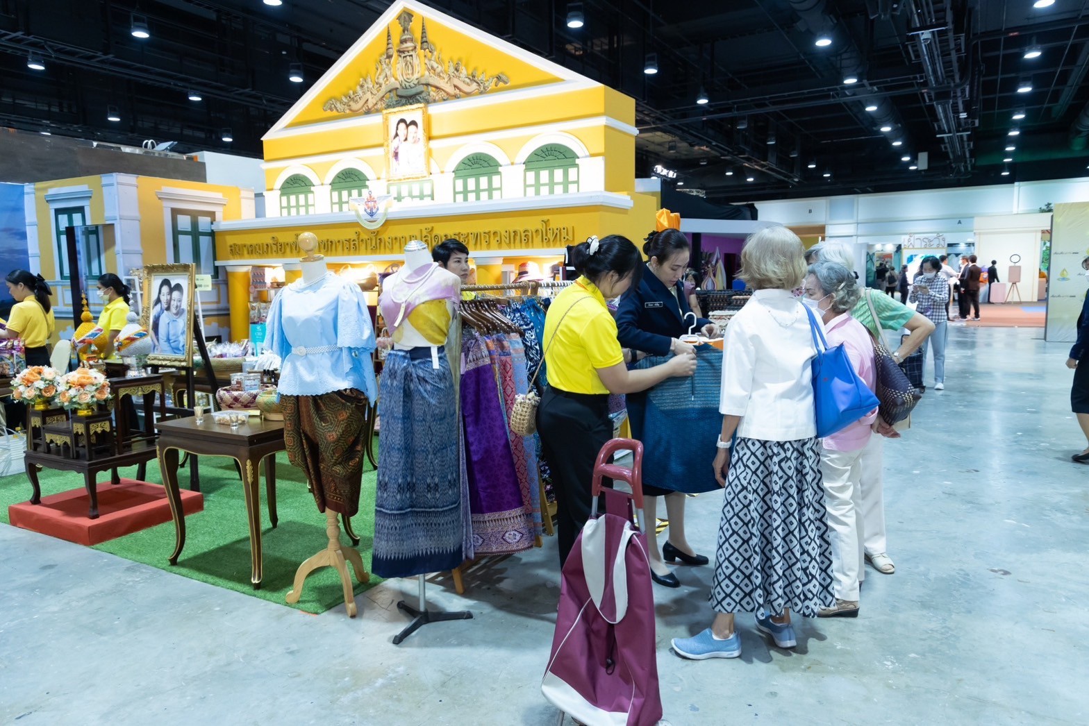 ๐๓๙ สมาคมภริยาข้าราชการสำนักงานปลัดกระทรวงกลาโหม ร่วมออกร้านจำหน่ายสินค้าและผลิตภัณฑ์ งานเพื่อนพึ่ง(ภาฯ) ประจำปี ๒๕๖๖ (ภาพบรรยากาศการออกร้านฯ ชุดที่ ๑)