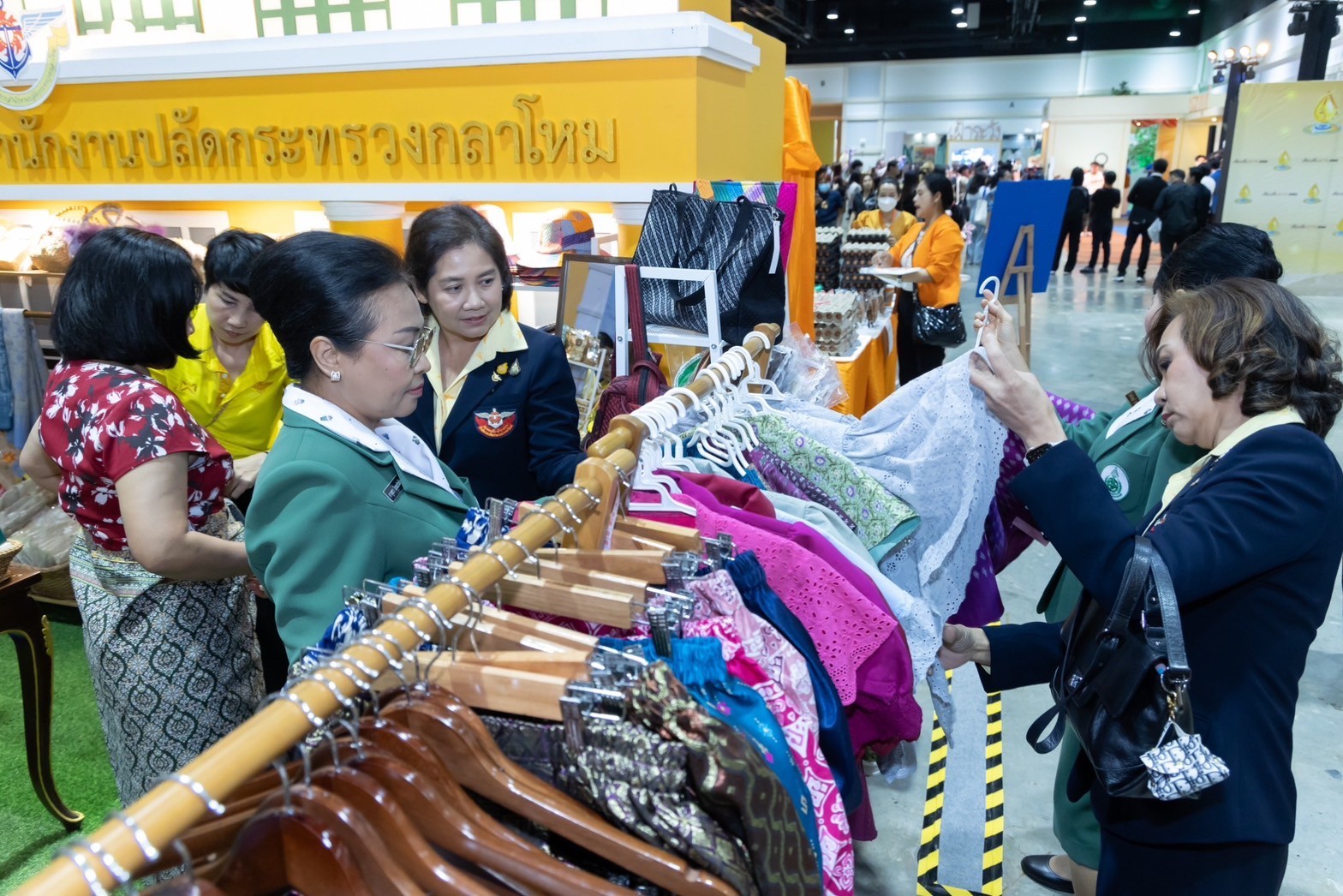 ๐๓๙ สมาคมภริยาข้าราชการสำนักงานปลัดกระทรวงกลาโหม ร่วมออกร้านจำหน่ายสินค้าและผลิตภัณฑ์ งานเพื่อนพึ่ง(ภาฯ) ประจำปี ๒๕๖๖ (ภาพบรรยากาศการออกร้านฯ ชุดที่ ๑)