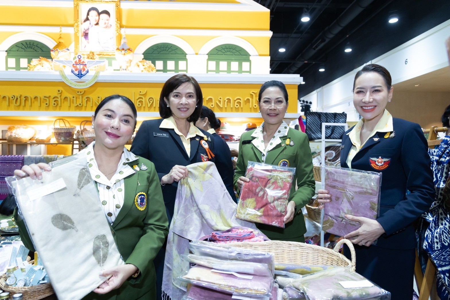 ๐๓๙ สมาคมภริยาข้าราชการสำนักงานปลัดกระทรวงกลาโหม ร่วมออกร้านจำหน่ายสินค้าและผลิตภัณฑ์ งานเพื่อนพึ่ง(ภาฯ) ประจำปี ๒๕๖๖ (ภาพบรรยากาศการออกร้านฯ ชุดที่ ๑)