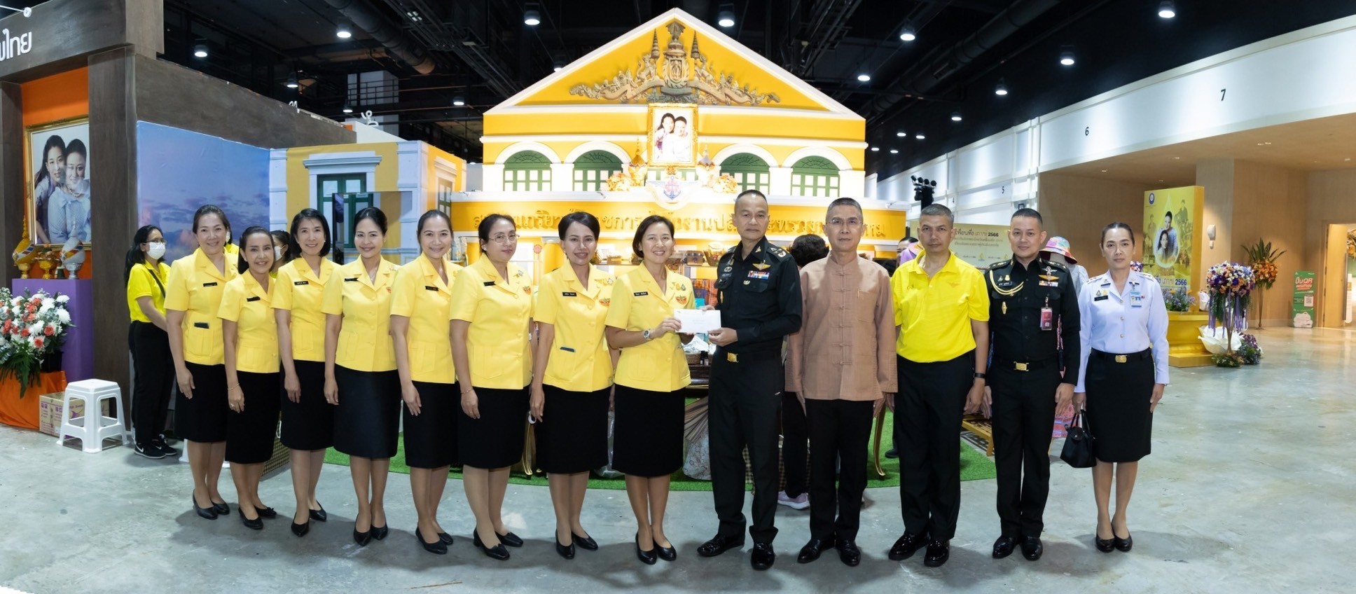 ๐๓๙ สมาคมภริยาข้าราชการสำนักงานปลัดกระทรวงกลาโหม ร่วมออกร้านจำหน่ายสินค้าและผลิตภัณฑ์ งานเพื่อนพึ่ง(ภาฯ) ประจำปี ๒๕๖๖ (ภาพบรรยากาศการออกร้านฯ ชุดที่ ๑)