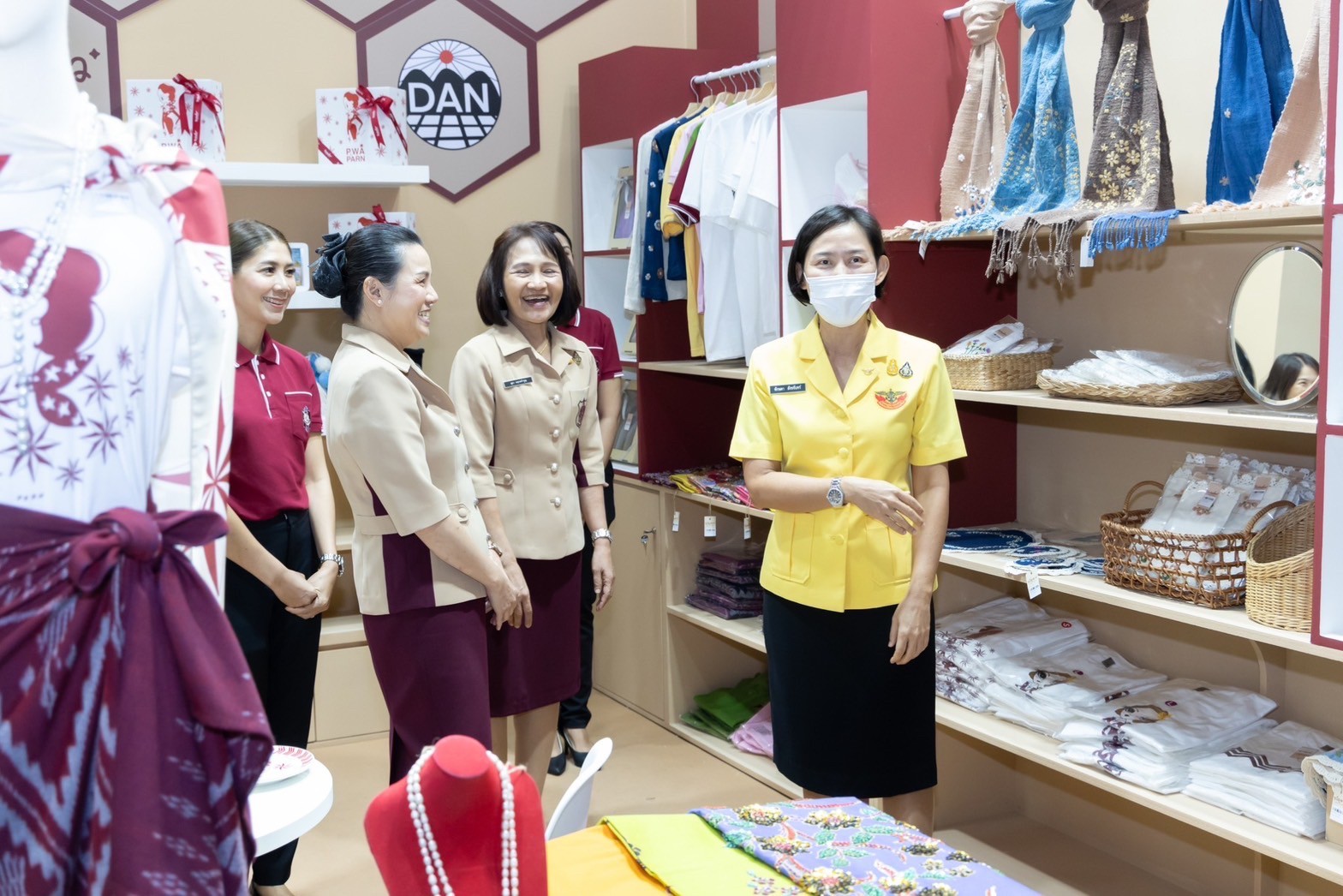 ๐๓๙ สมาคมภริยาข้าราชการสำนักงานปลัดกระทรวงกลาโหม ร่วมออกร้านจำหน่ายสินค้าและผลิตภัณฑ์ งานเพื่อนพึ่ง(ภาฯ) ประจำปี ๒๕๖๖ (ภาพบรรยากาศการออกร้านฯ ชุดที่ ๑)