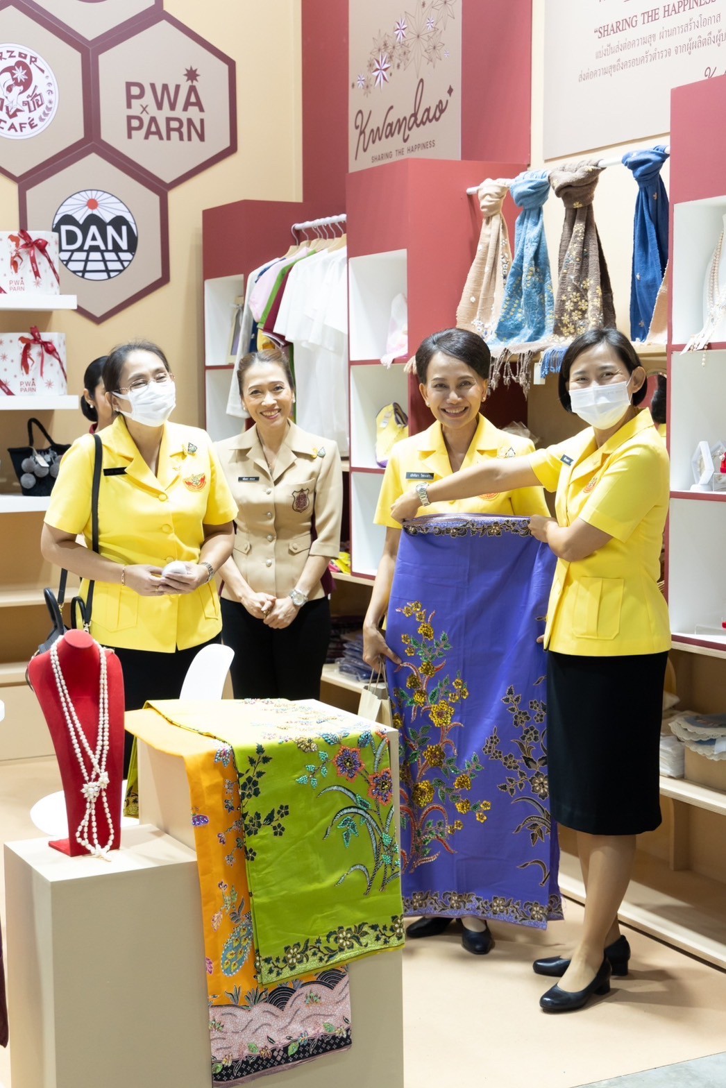 ๐๓๙ สมาคมภริยาข้าราชการสำนักงานปลัดกระทรวงกลาโหม ร่วมออกร้านจำหน่ายสินค้าและผลิตภัณฑ์ งานเพื่อนพึ่ง(ภาฯ) ประจำปี ๒๕๖๖ (ภาพบรรยากาศการออกร้านฯ ชุดที่ ๑)