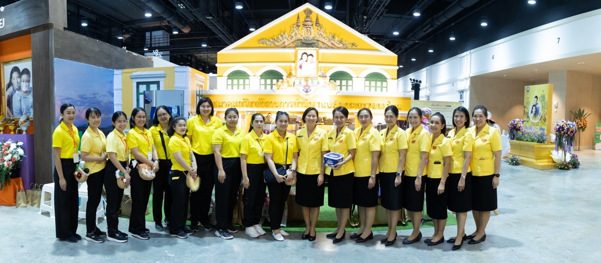 ๐๓๙ สมาคมภริยาข้าราชการสำนักงานปลัดกระทรวงกลาโหม ร่วมออกร้านจำหน่ายสินค้าและผลิตภัณฑ์ งานเพื่อนพึ่ง(ภาฯ) ประจำปี ๒๕๖๖ (ภาพบรรยากาศการออกร้านฯ ชุดที่ ๑)