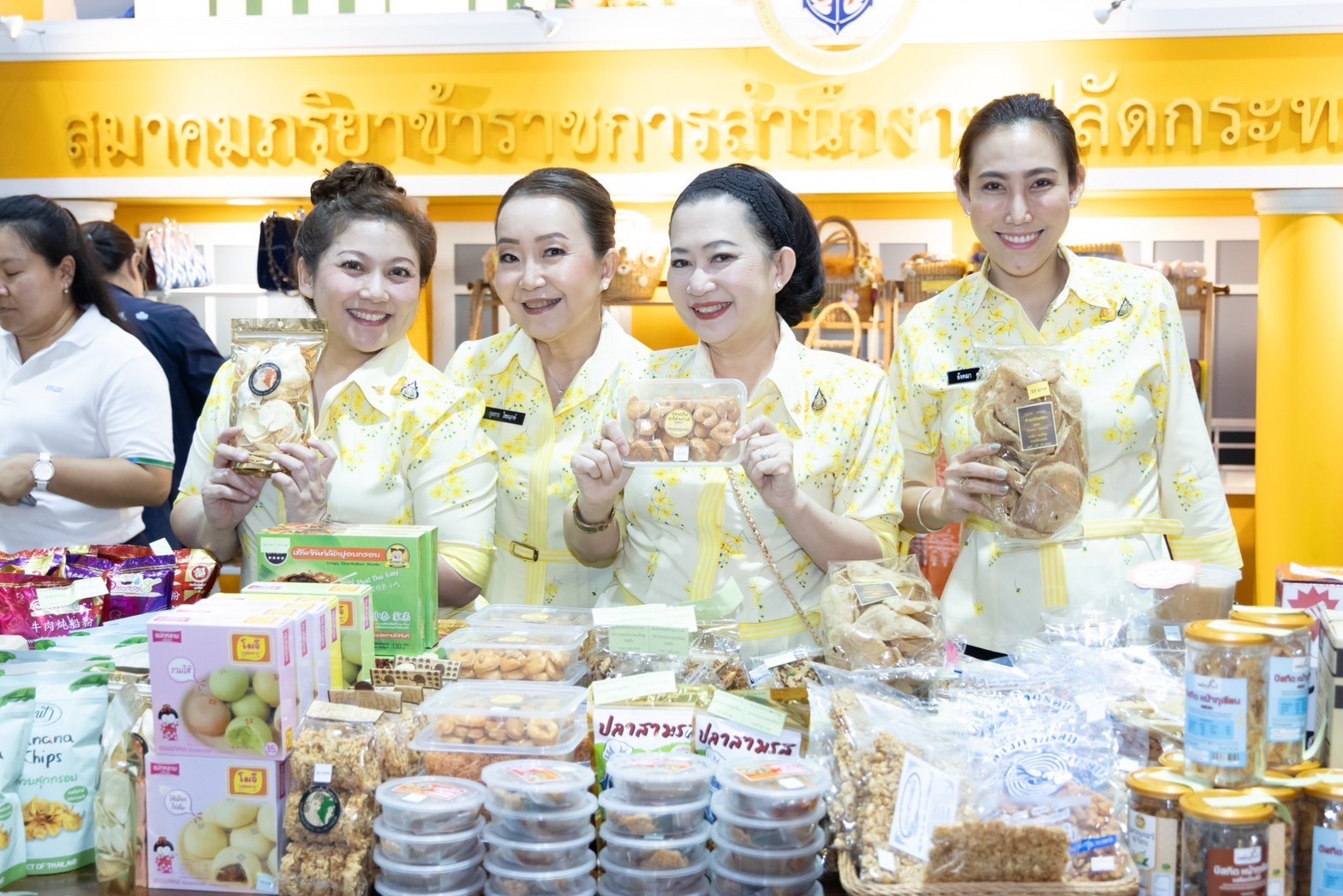 ๐๓๙ สมาคมภริยาข้าราชการสำนักงานปลัดกระทรวงกลาโหม ร่วมออกร้านจำหน่ายสินค้าและผลิตภัณฑ์ งานเพื่อนพึ่ง(ภาฯ) ประจำปี ๒๕๖๖ (ภาพบรรยากาศการออกร้านฯ ชุดที่ ๑)