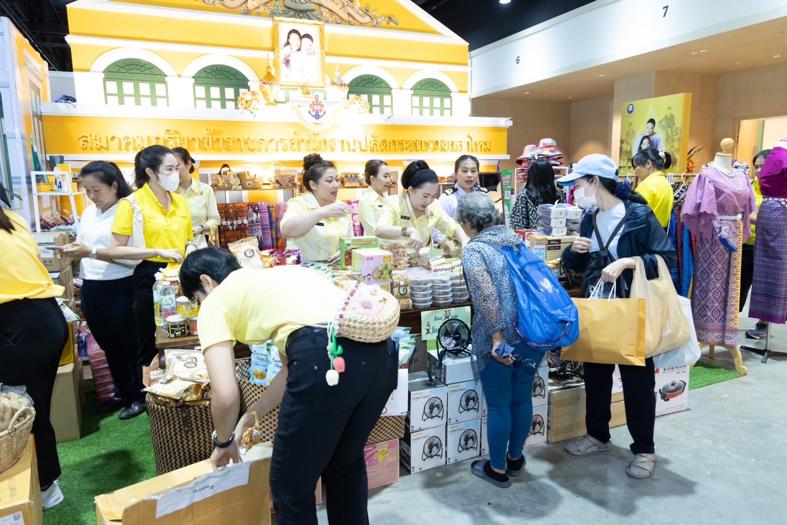 ๐๓๙ สมาคมภริยาข้าราชการสำนักงานปลัดกระทรวงกลาโหม ร่วมออกร้านจำหน่ายสินค้าและผลิตภัณฑ์ งานเพื่อนพึ่ง(ภาฯ) ประจำปี ๒๕๖๖ (ภาพบรรยากาศการออกร้านฯ ชุดที่ ๑)