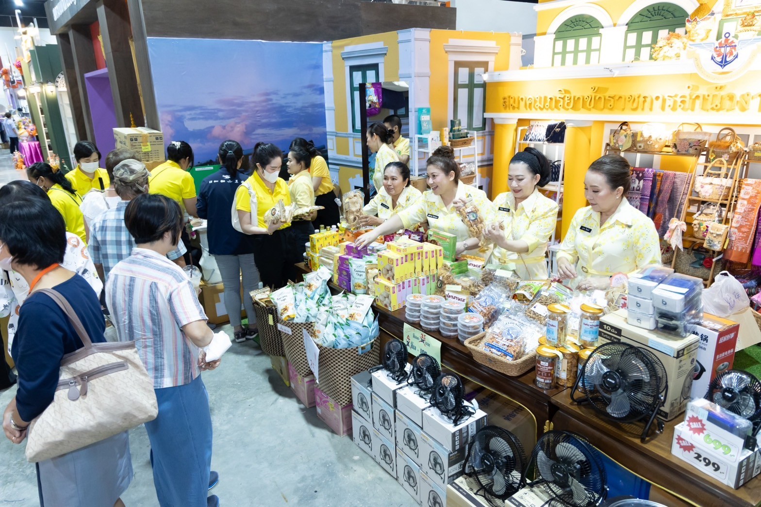 ๐๓๙ สมาคมภริยาข้าราชการสำนักงานปลัดกระทรวงกลาโหม ร่วมออกร้านจำหน่ายสินค้าและผลิตภัณฑ์ งานเพื่อนพึ่ง(ภาฯ) ประจำปี ๒๕๖๖ (ภาพบรรยากาศการออกร้านฯ ชุดที่ ๑)