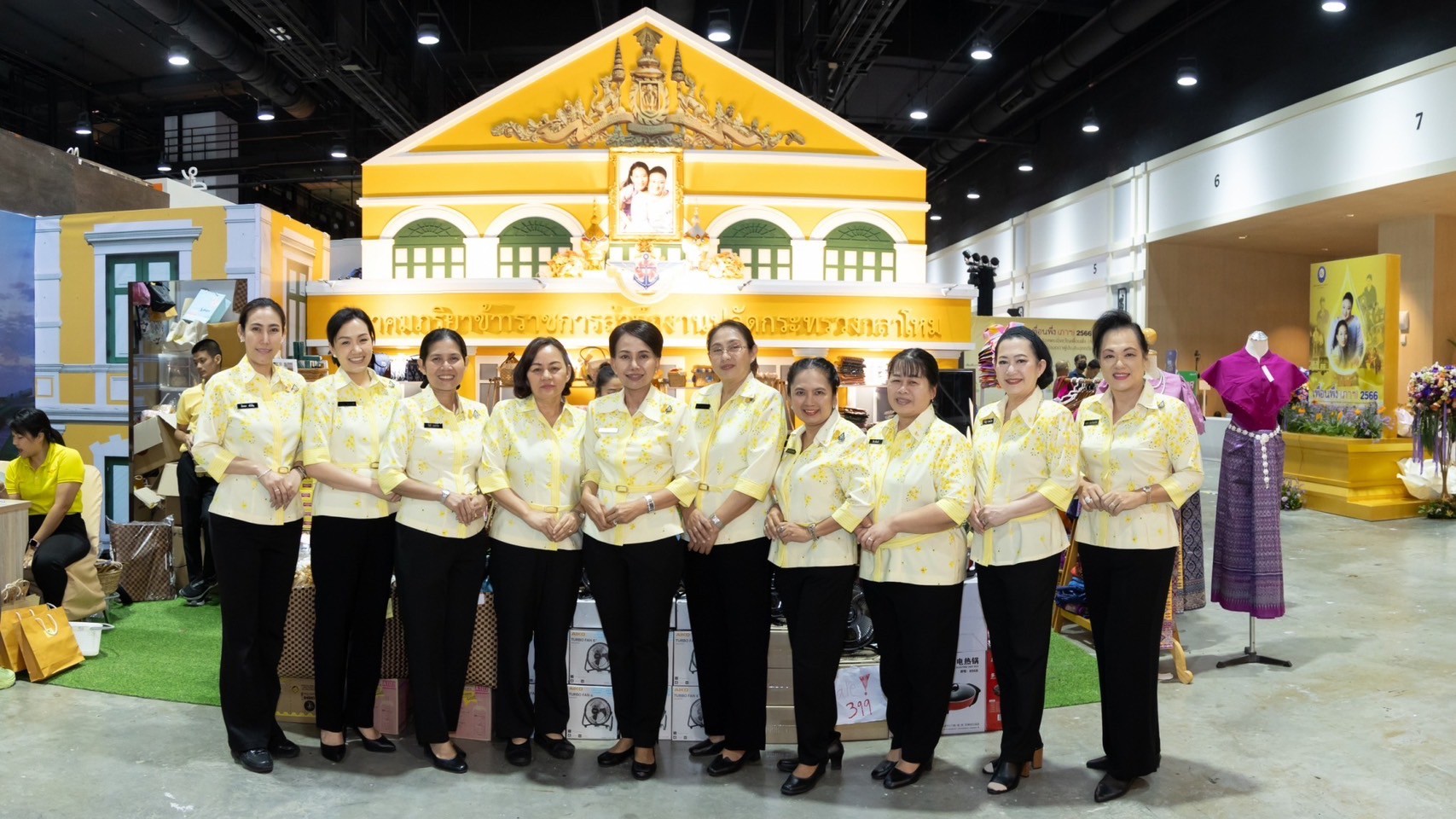 ๐๓๙ สมาคมภริยาข้าราชการสำนักงานปลัดกระทรวงกลาโหม ร่วมออกร้านจำหน่ายสินค้าและผลิตภัณฑ์ งานเพื่อนพึ่ง(ภาฯ) ประจำปี ๒๕๖๖ (ภาพบรรยากาศการออกร้านฯ ชุดที่ ๑)