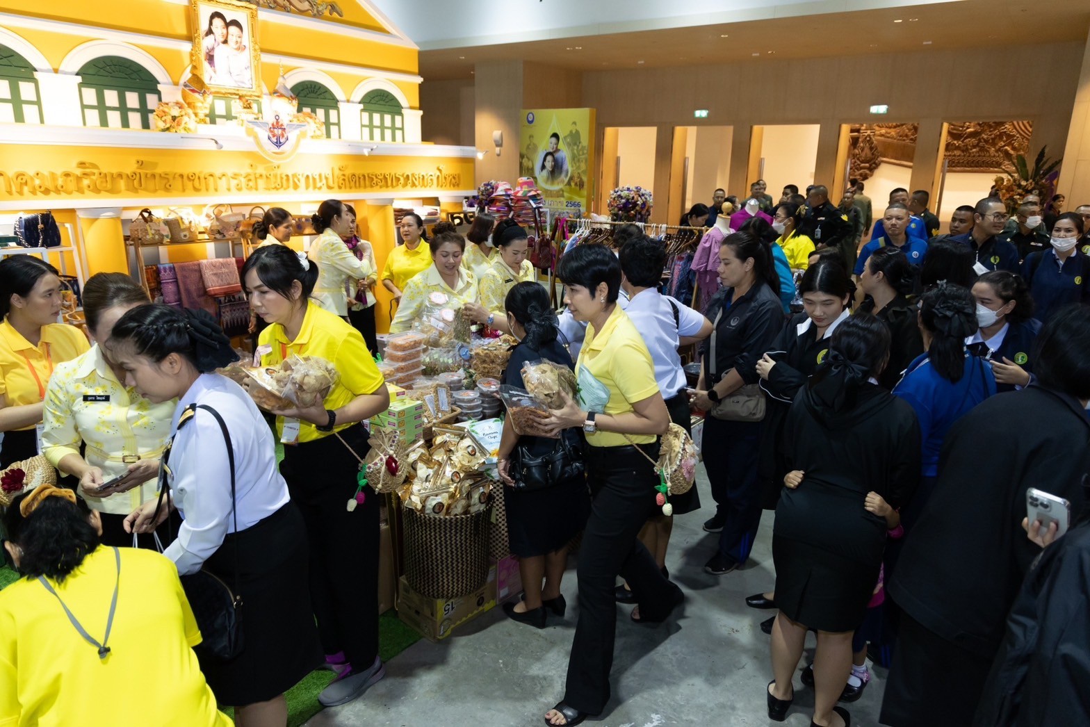 ๐๓๙ สมาคมภริยาข้าราชการสำนักงานปลัดกระทรวงกลาโหม ร่วมออกร้านจำหน่ายสินค้าและผลิตภัณฑ์ งานเพื่อนพึ่ง(ภาฯ) ประจำปี ๒๕๖๖ (ภาพบรรยากาศการออกร้านฯ ชุดที่ ๑)