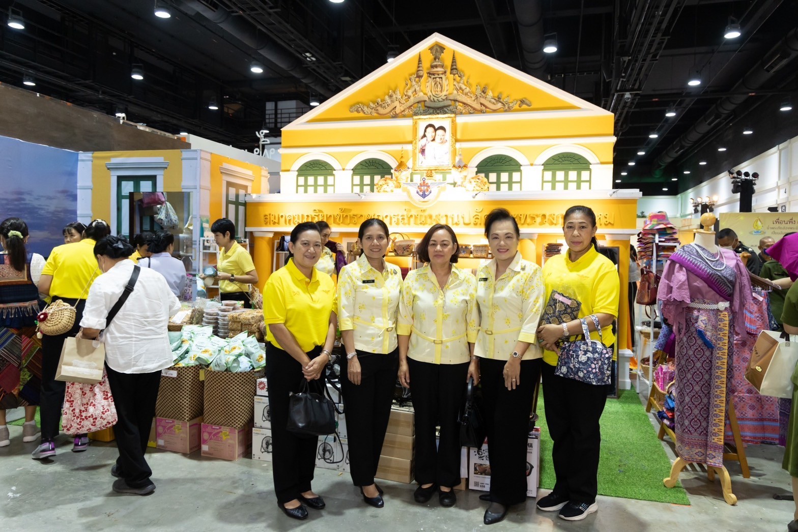๐๓๙ สมาคมภริยาข้าราชการสำนักงานปลัดกระทรวงกลาโหม ร่วมออกร้านจำหน่ายสินค้าและผลิตภัณฑ์ งานเพื่อนพึ่ง(ภาฯ) ประจำปี ๒๕๖๖ (ภาพบรรยากาศการออกร้านฯ ชุดที่ ๑)