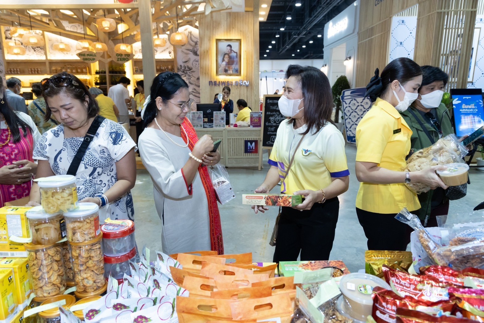 ๐๓๙ สมาคมภริยาข้าราชการสำนักงานปลัดกระทรวงกลาโหม ร่วมออกร้านจำหน่ายสินค้าและผลิตภัณฑ์ งานเพื่อนพึ่ง(ภาฯ) ประจำปี ๒๕๖๖ (ภาพบรรยากาศการออกร้านฯ ชุดที่ ๑)