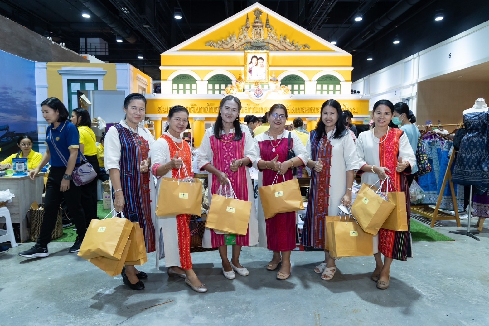 ๐๓๙ สมาคมภริยาข้าราชการสำนักงานปลัดกระทรวงกลาโหม ร่วมออกร้านจำหน่ายสินค้าและผลิตภัณฑ์ งานเพื่อนพึ่ง(ภาฯ) ประจำปี ๒๕๖๖ (ภาพบรรยากาศการออกร้านฯ ชุดที่ ๑)