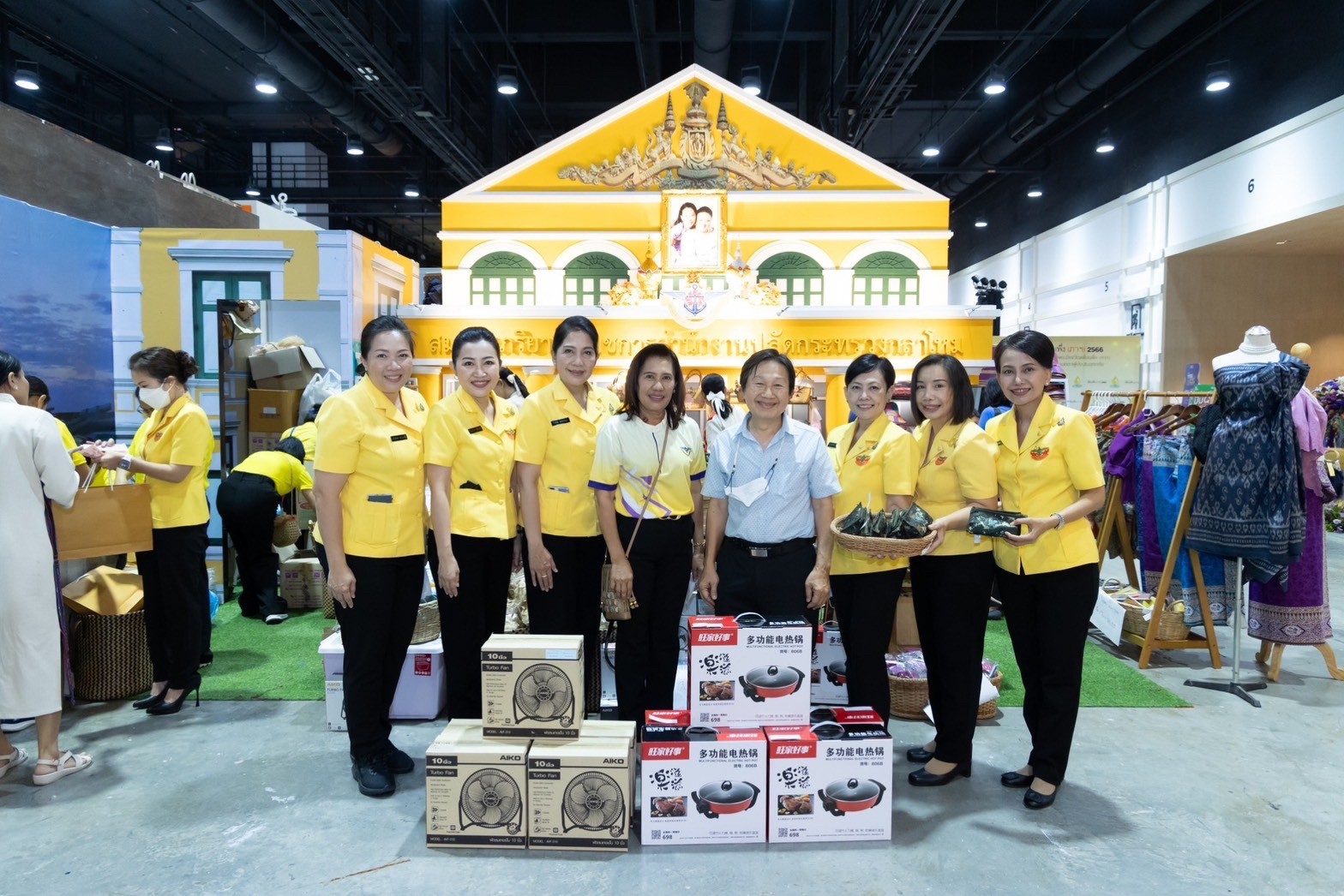 ๐๓๙ สมาคมภริยาข้าราชการสำนักงานปลัดกระทรวงกลาโหม ร่วมออกร้านจำหน่ายสินค้าและผลิตภัณฑ์ งานเพื่อนพึ่ง(ภาฯ) ประจำปี ๒๕๖๖ (ภาพบรรยากาศการออกร้านฯ ชุดที่ ๑)