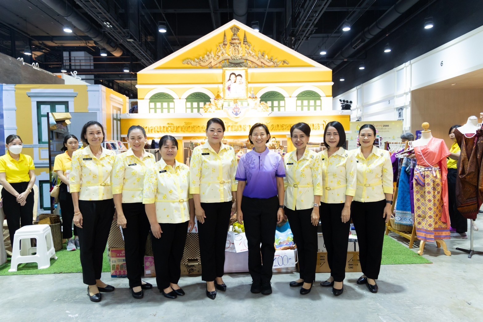 ๐๓๙ สมาคมภริยาข้าราชการสำนักงานปลัดกระทรวงกลาโหม ร่วมออกร้านจำหน่ายสินค้าและผลิตภัณฑ์ งานเพื่อนพึ่ง(ภาฯ) ประจำปี ๒๕๖๖ (ภาพบรรยากาศการออกร้านฯ ชุดที่ ๑)